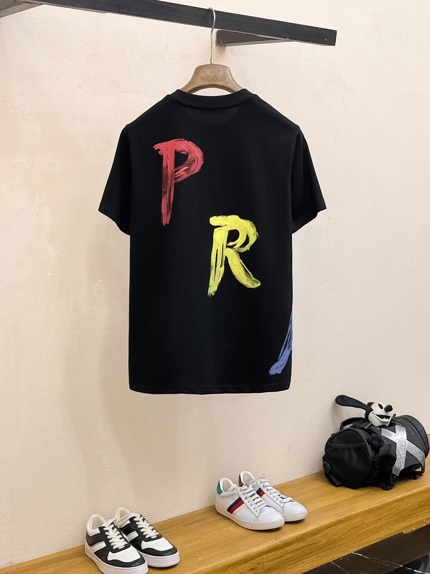 Prada 高仿黑色短袖T恤 高定面料手繪圖案 時尚舒適潮男必備 2025夏季新品
