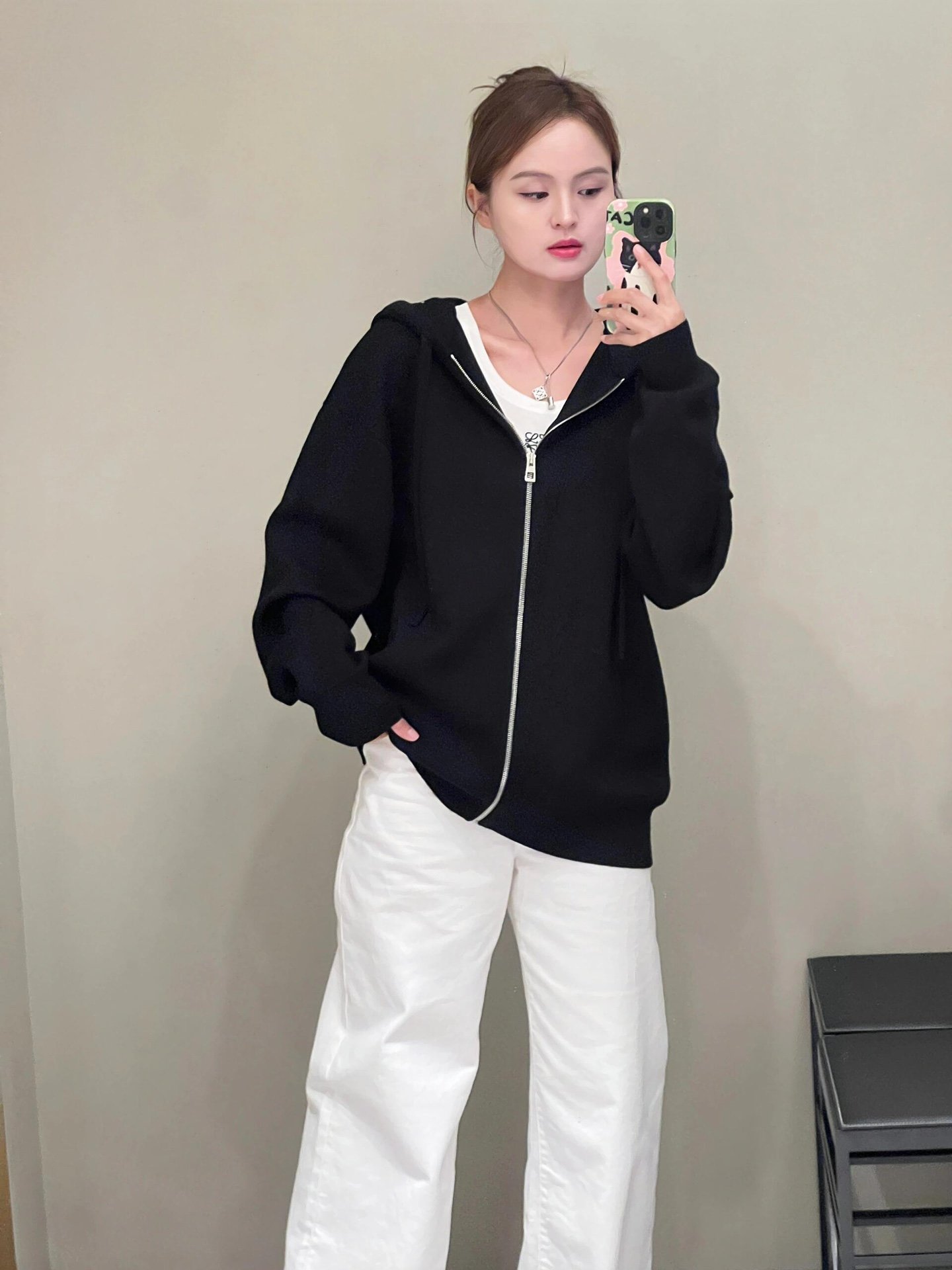 LOEWE Anagram 高仿拉链连帽衫 男女款 宽松版型 兔绒混纺 浮雕刺绣 时尚优雅 黑色