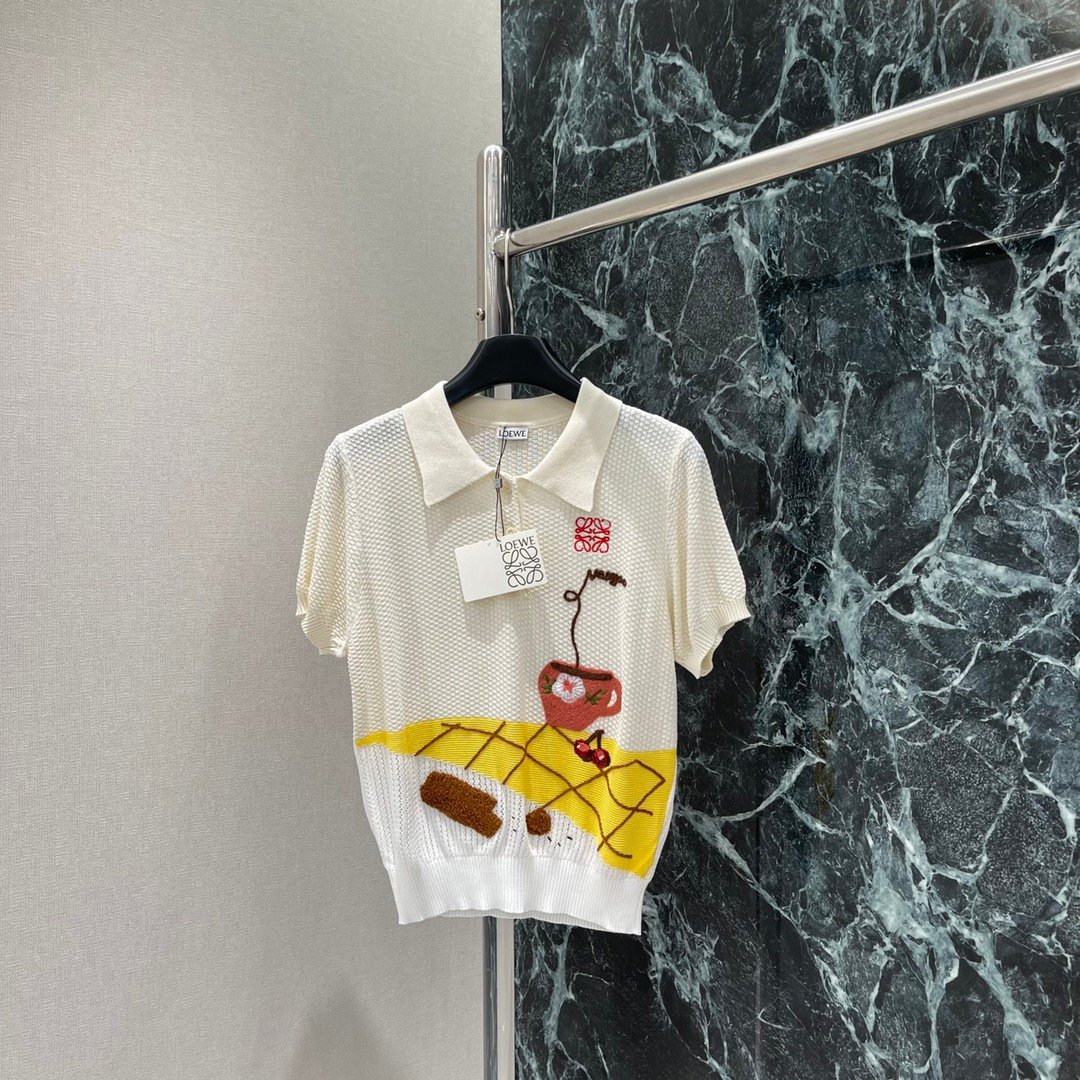 LOEWE 罗意威 女款刺绣翻领针织短袖 彩色童趣图案 樱桃花盆 松弛复古学院风