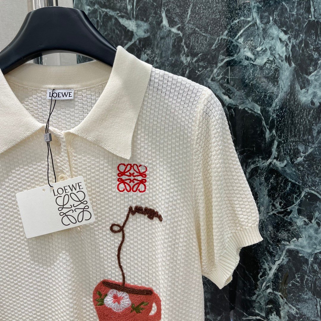 LOEWE 罗意威 女款刺绣翻领针织短袖 彩色童趣图案 樱桃花盆 松弛复古学院风