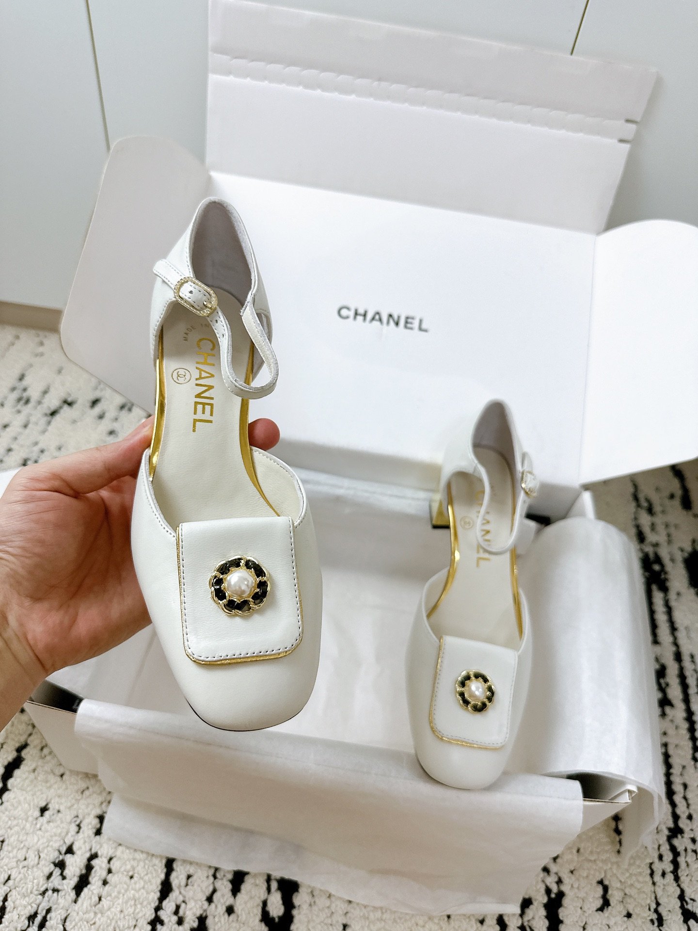 Chanel一比一25A夏季包頭中空拖涼鞋山茶花鑽扣百搭優雅2025新品