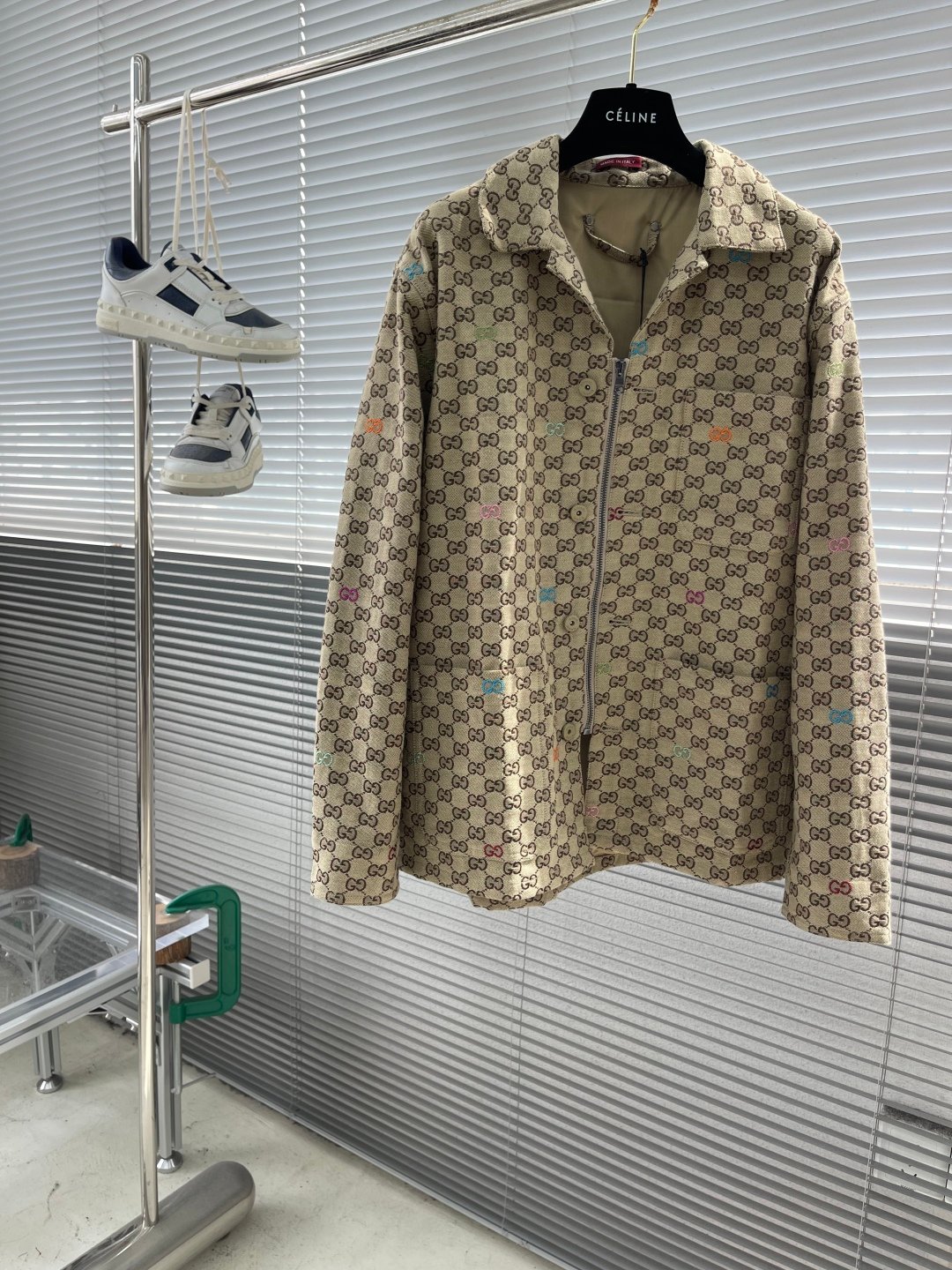 Gucci一比一駝色深棕GG帆布夾克 25SGucci一比一駝色深棕GG帆布夾克 25SS時尚經典 GG切絲細節S時尚經典 GG切絲細節