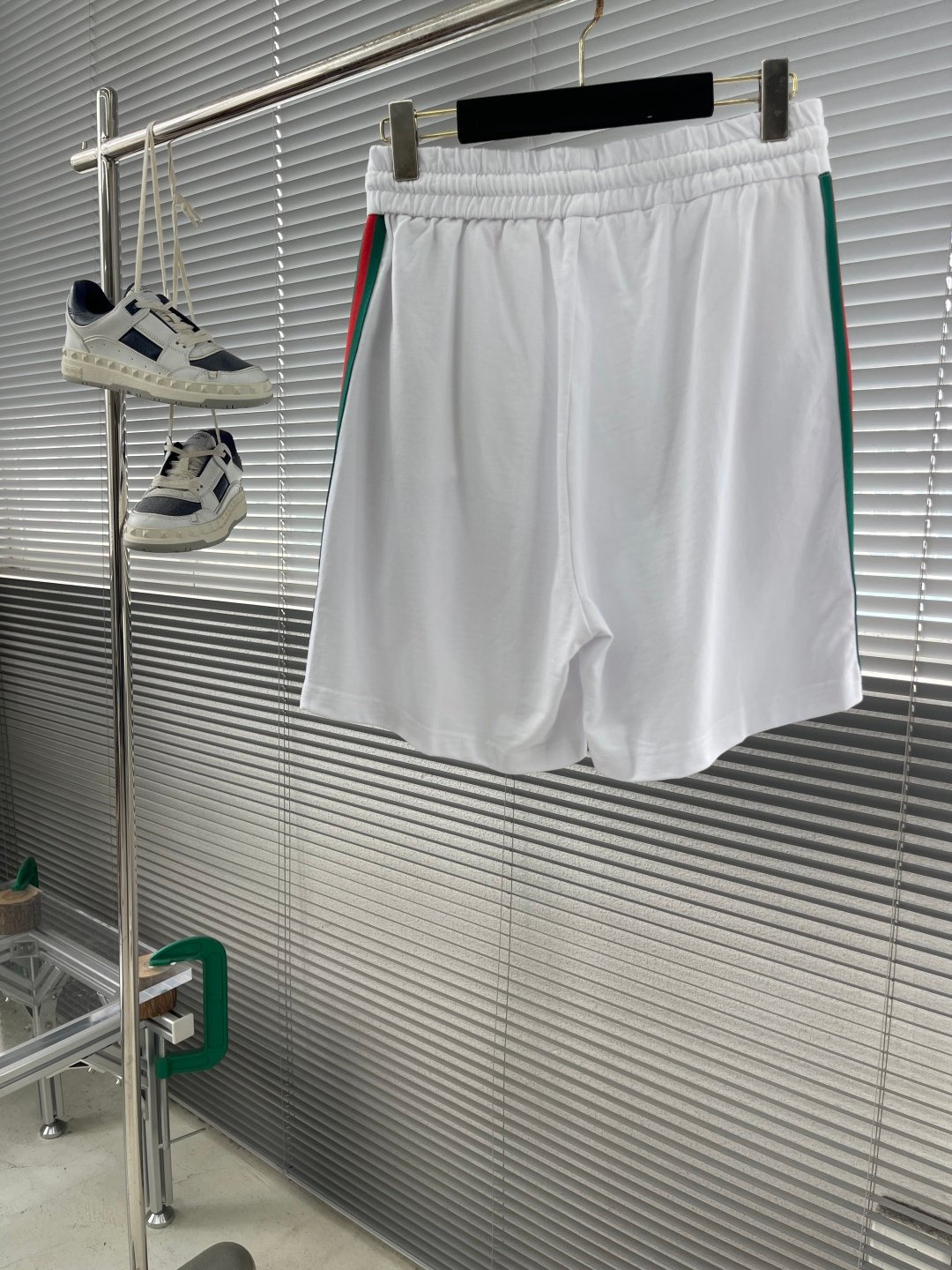 Gucci精品仿製25SS新款休閒短褲 經典紅綠織帶 舒適抽繩設計