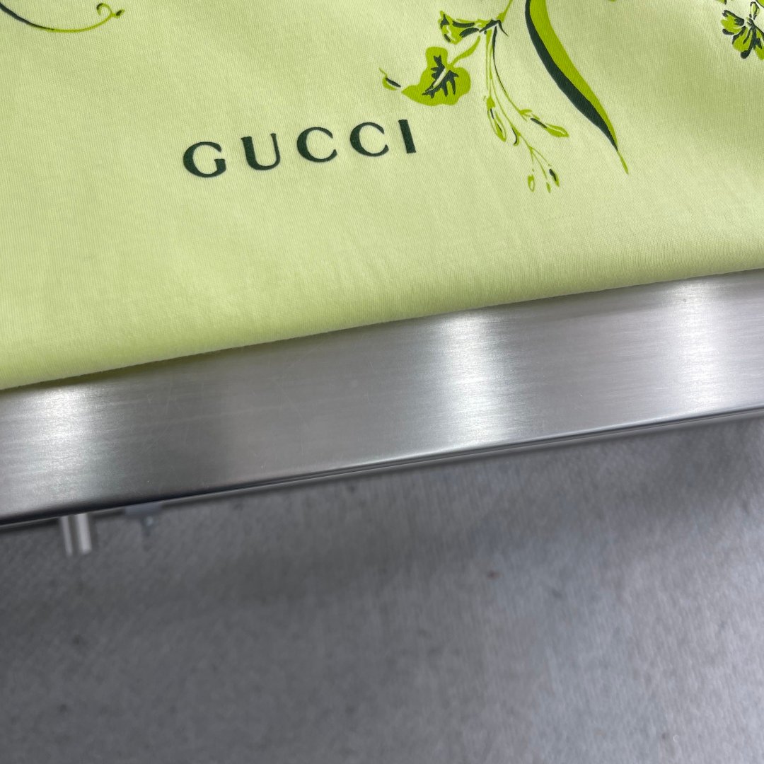 Gucci一比一淡黄色25SS早秋棉质印花网眼短袖落肩T恤 时尚透气