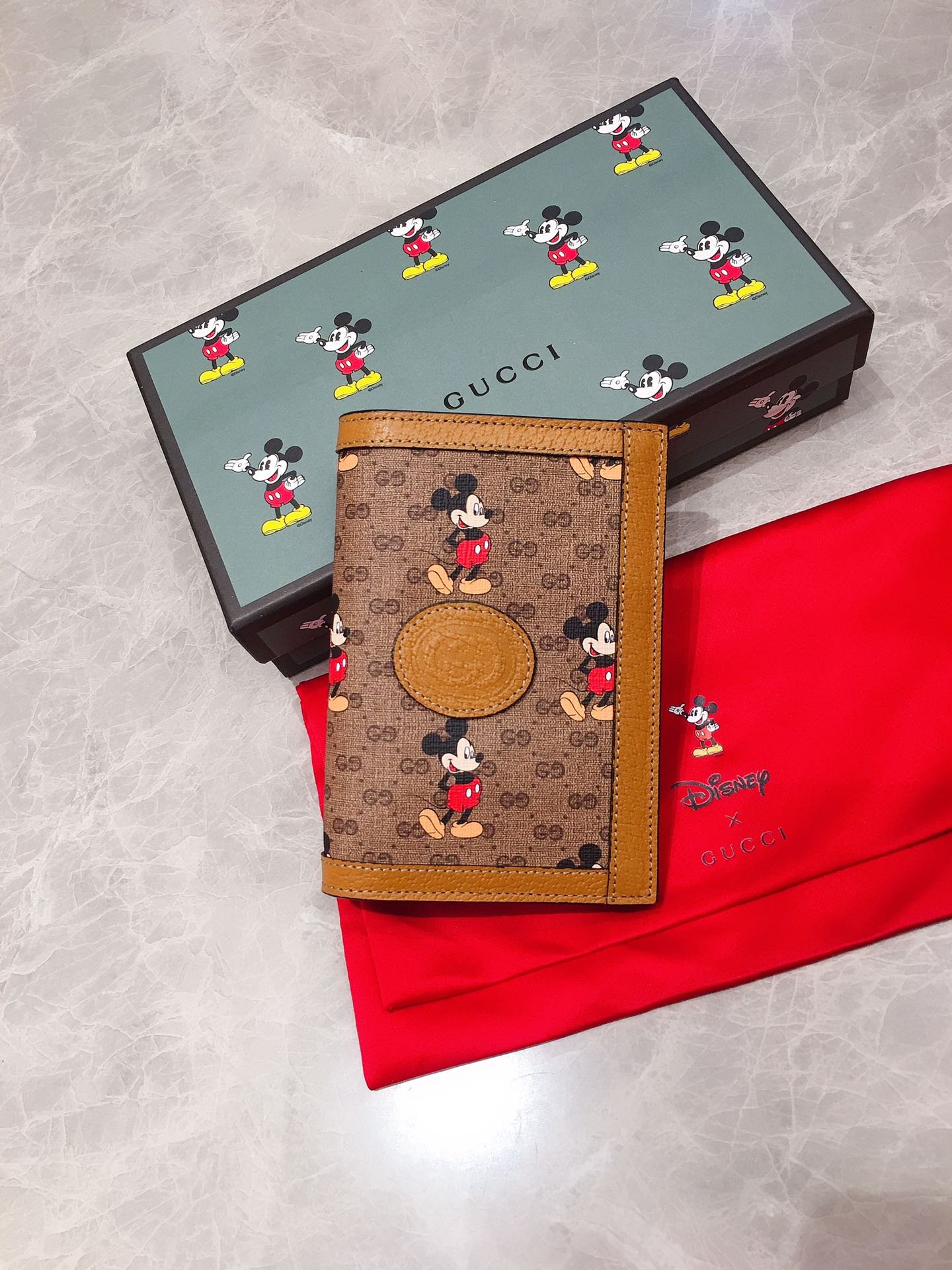 Gucci x Disney 602538 米奇聯名護照夾 原工廠豬紋牛皮 滾邊設計