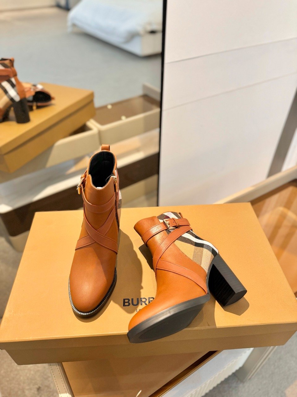 Burberryy博柏利一比一仿版格紋靴焦糖色高跟經典款