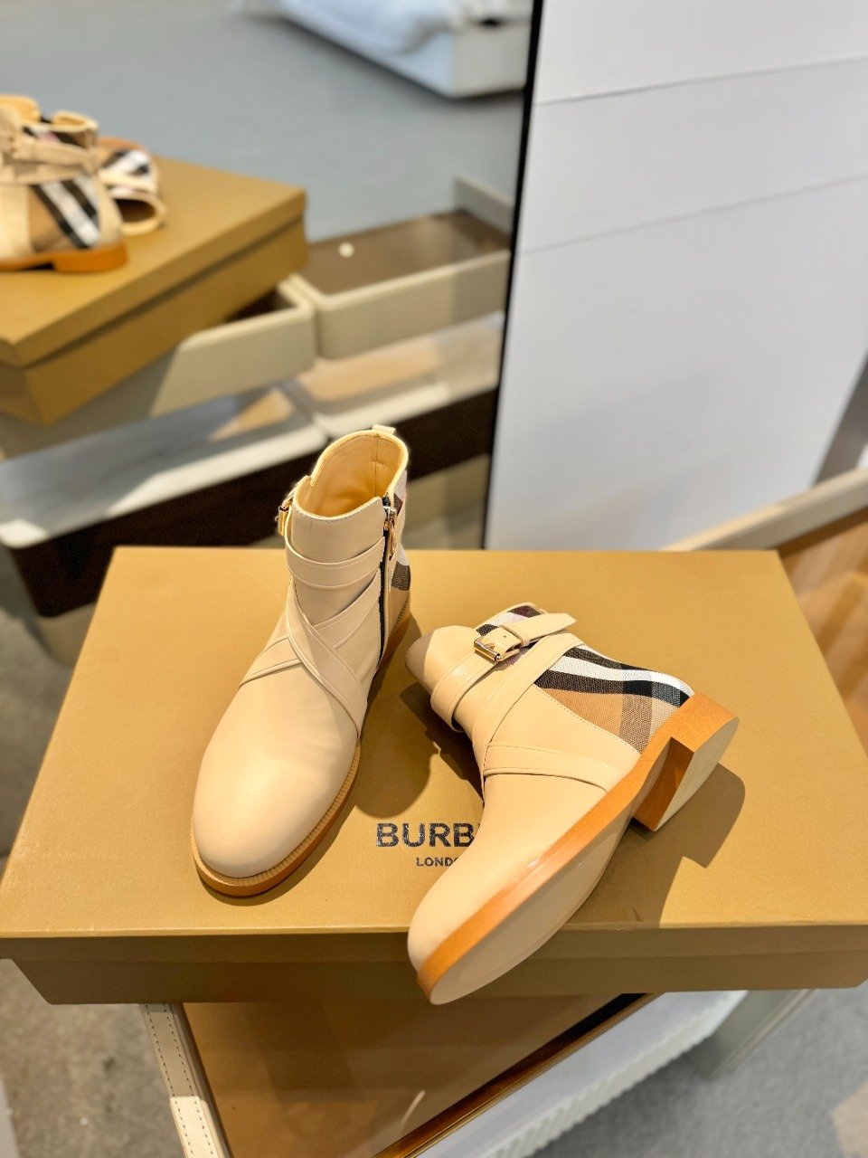 Burberry博柏利高仿格紋靴2023經典知性復古英倫風