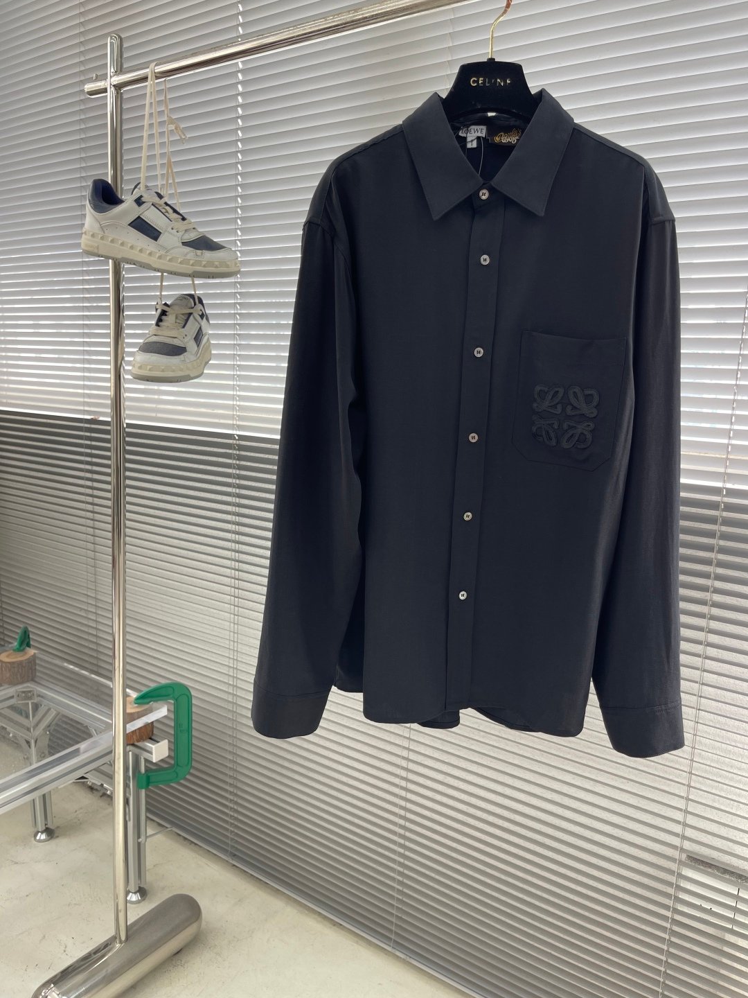 LOEWE刺繡蠶絲襯衫 男士寬鬆版 古巴領天然貝殼扣 2025新款
