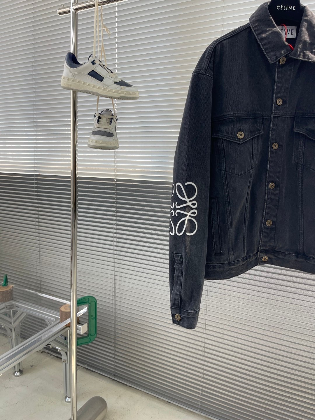 Loewe 一比一 Anagram 牛仔外套 黑底雙芯紗精工製作 休閒時尚必收單品