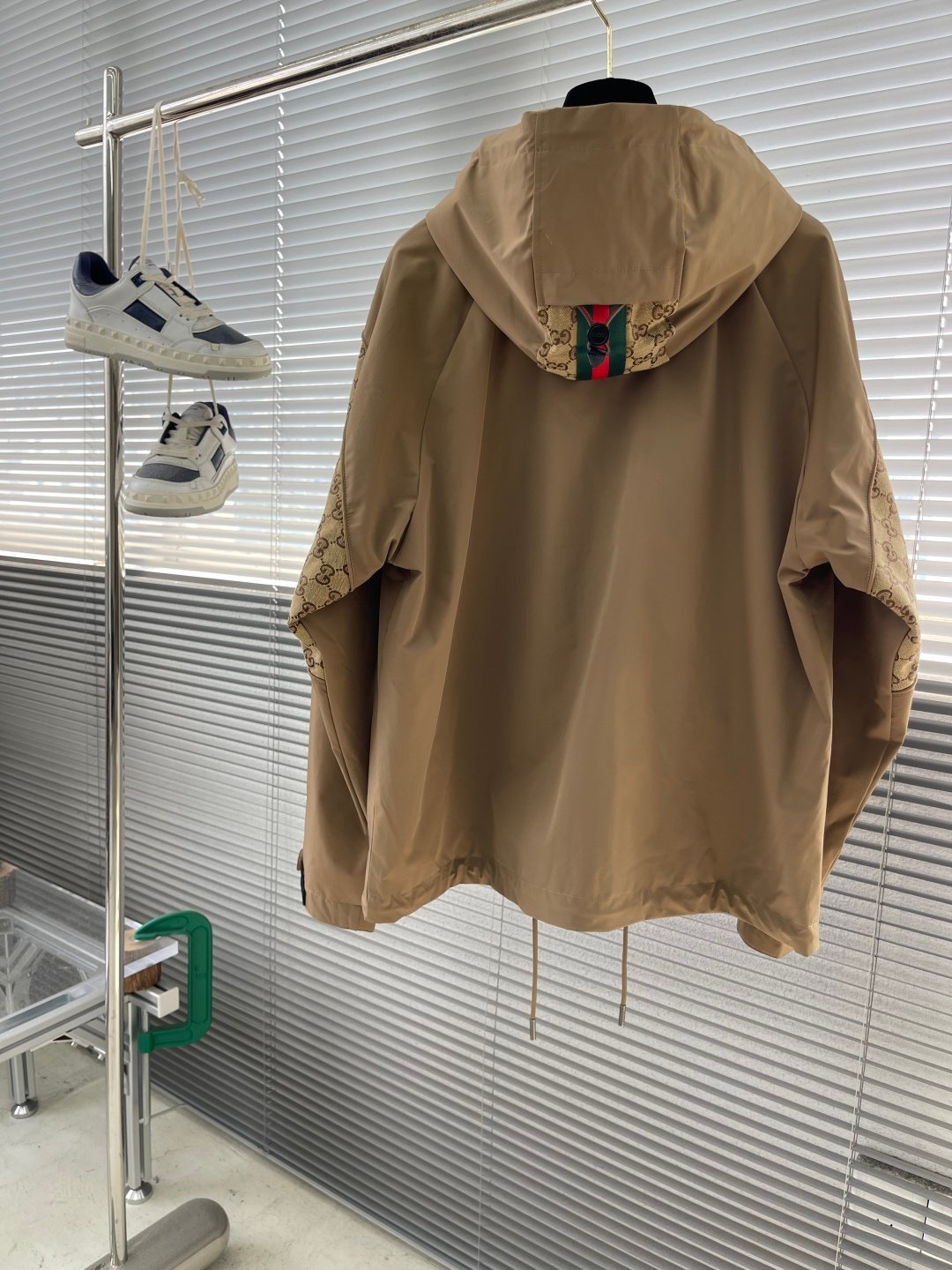 Gucci高仿卡其色夾克25年秋季新款字母提花綠紅織帶時尚外套