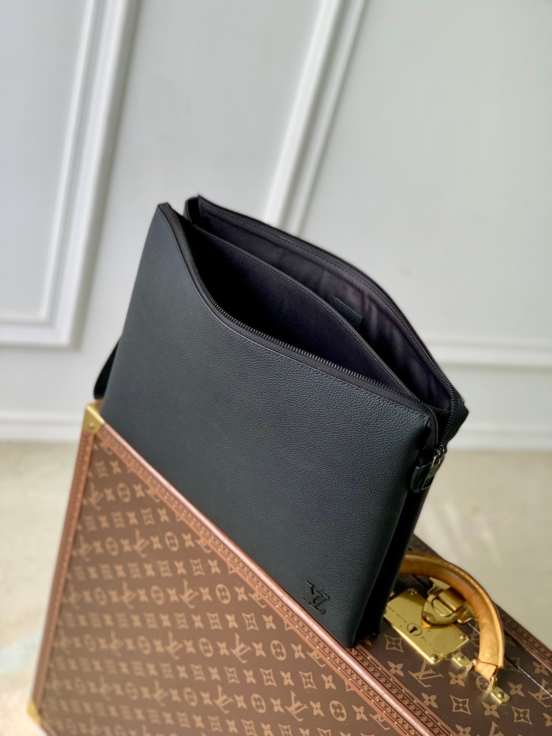 LV高仿Duo Pouch手提收納包蠟面小牛皮多隔層可拆腕帶實用百搭