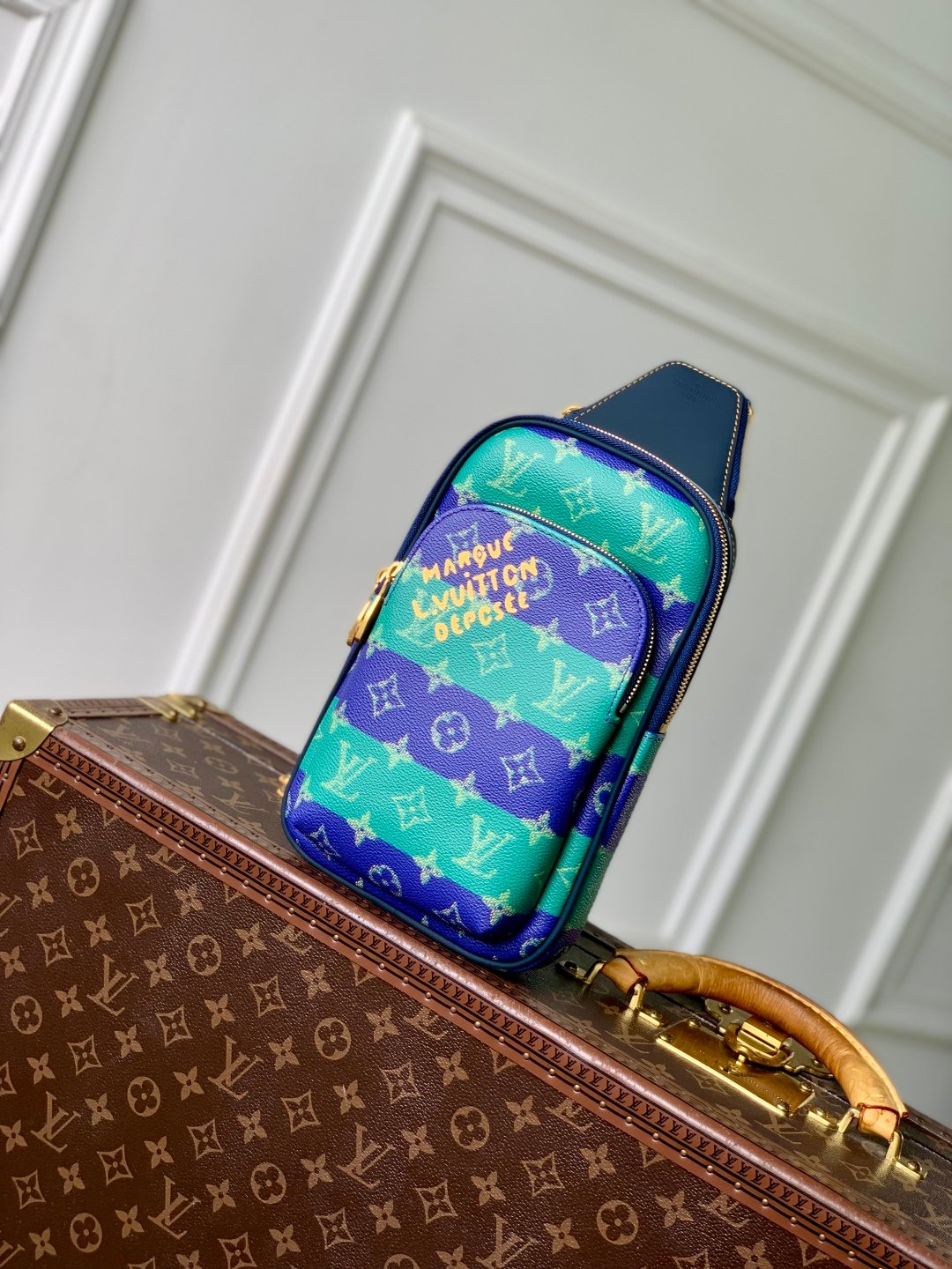 LV高仿Avenue Slingbag PM小號斜挎包Monogram Heritage涂层帆布藍色皮革