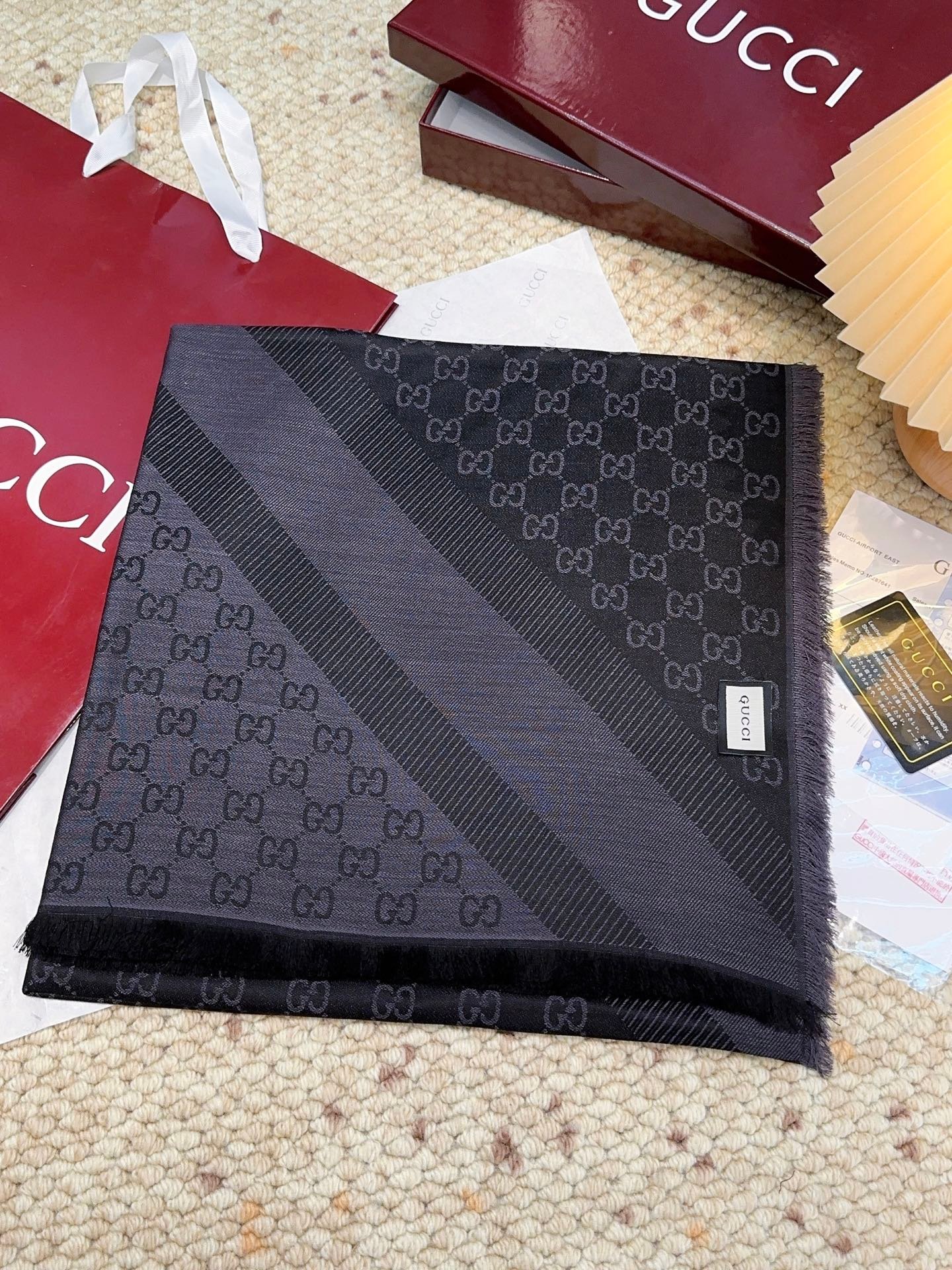 Gucci精品仿製尾單方巾 140×140cm 羊絨80%+桑蠶絲20% 柔軟順滑
