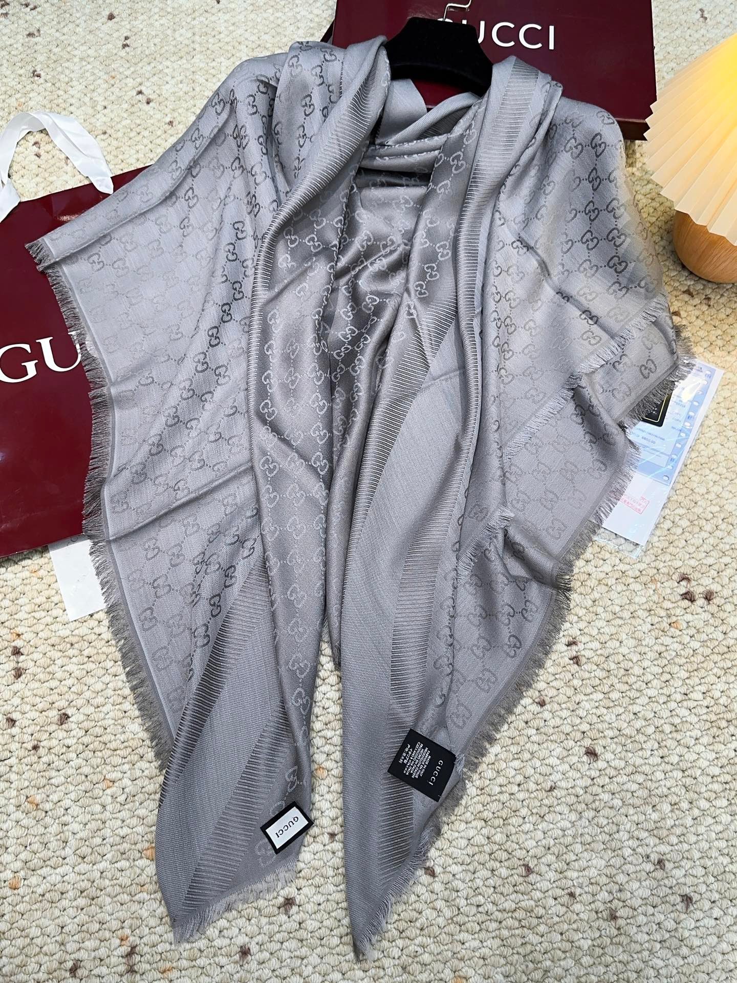 Gucci原單尾單方巾 140×140cm 羊絨80%+桑蠶絲20% 柔軟順滑高級感