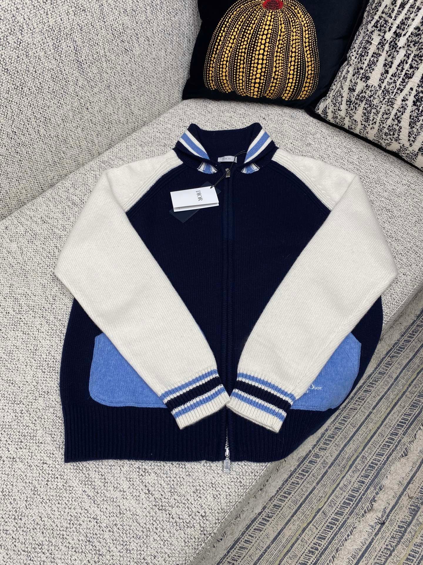 Dior精品仿製鈴蘭刺繡拼色學院風開衫25ss新款男裝系列