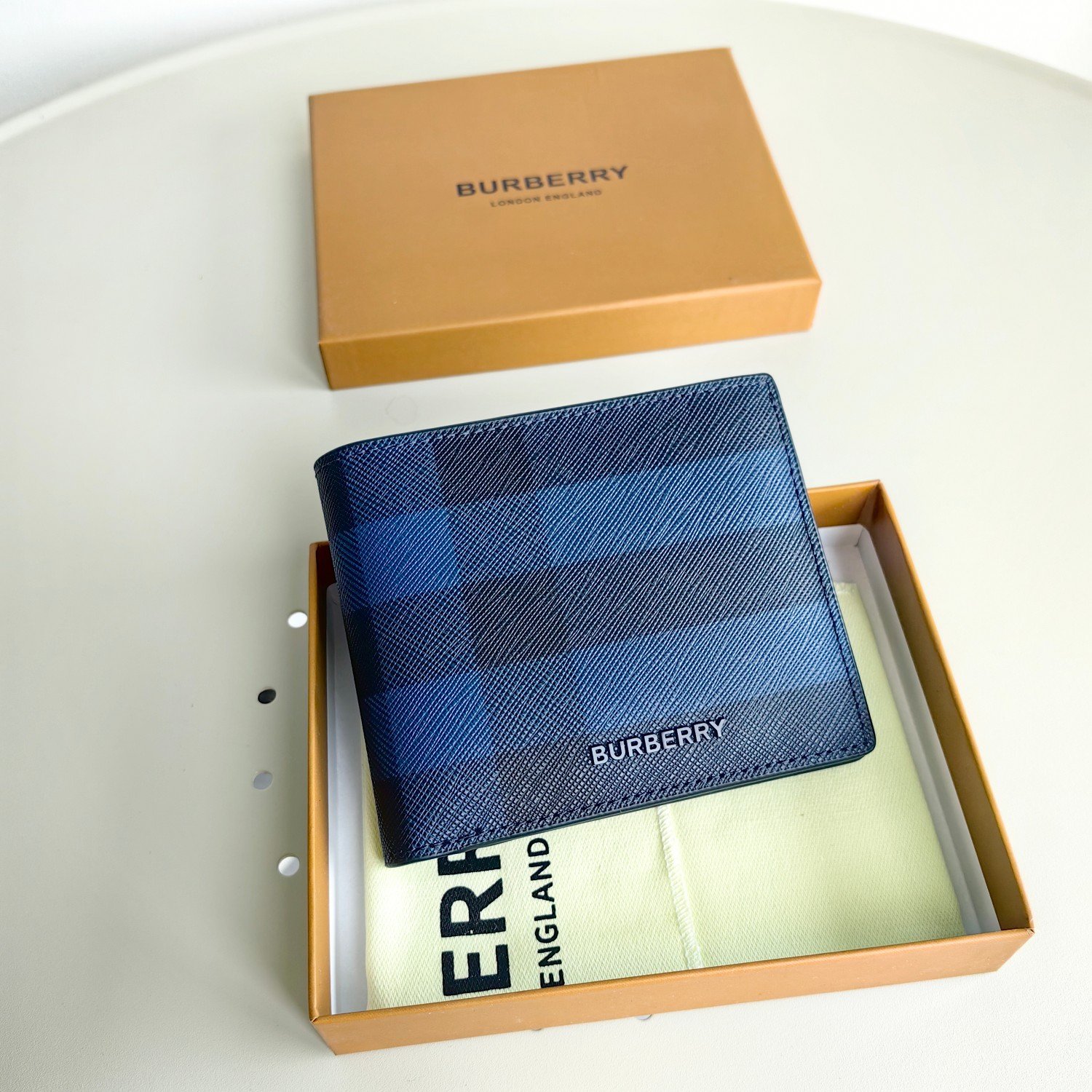 Burberry精品仿製男士短夾格紋皮革立體徽標精緻設計