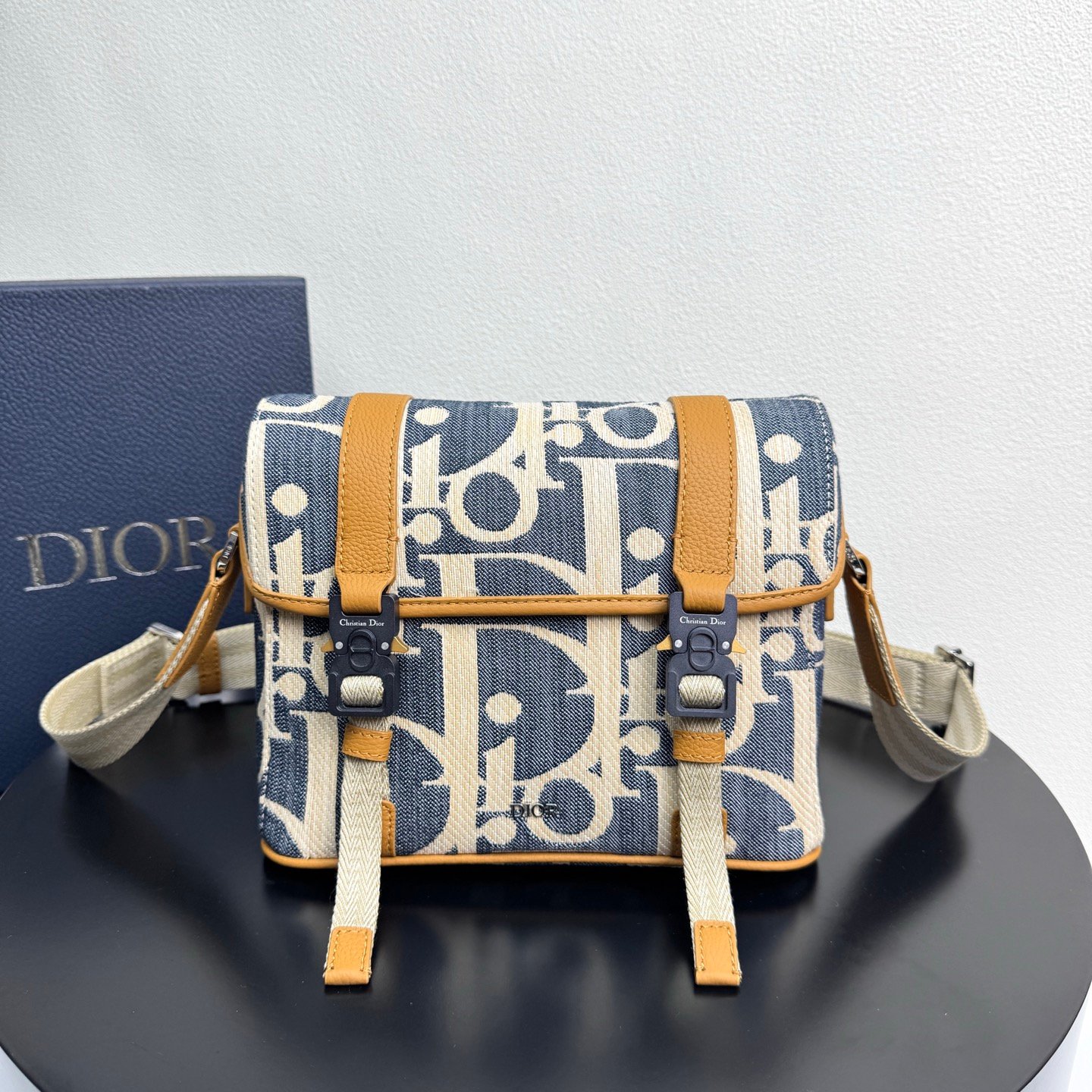 DIOR精品仿製Hit The Road翻蓋信使包藍色Oblique刺繡牛仔實用百搭