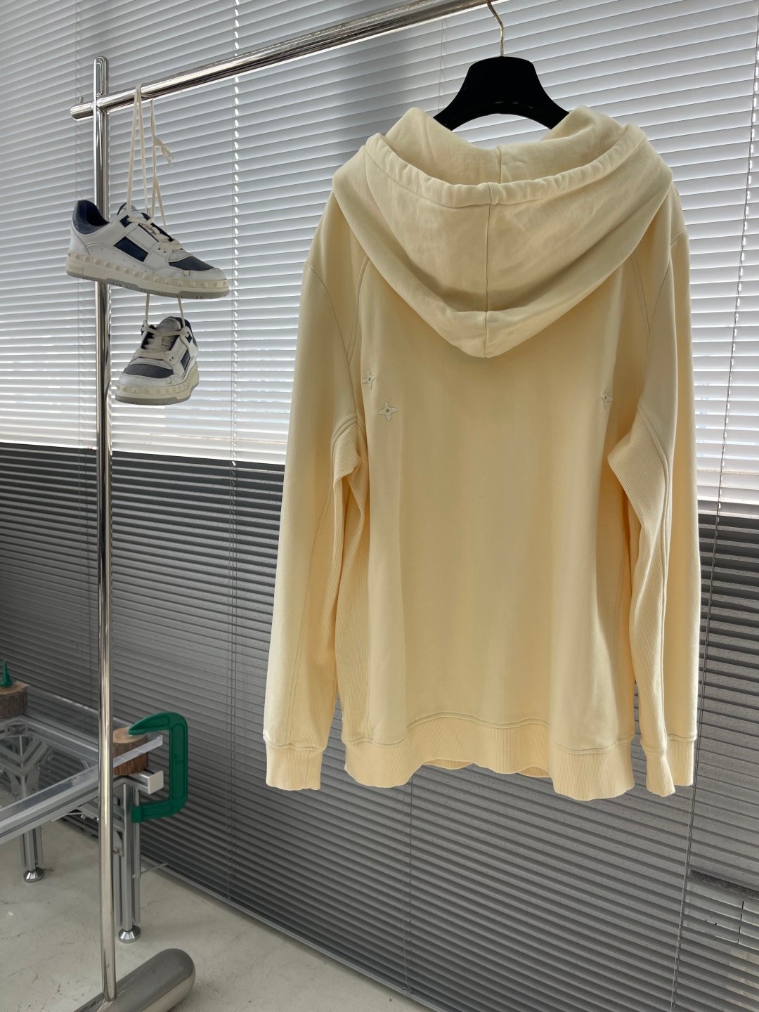 LV高仿卡其色重工刺繡圓領衛衣 情侶款厚磅純棉水洗上衣 時尚休閒潮流穿搭