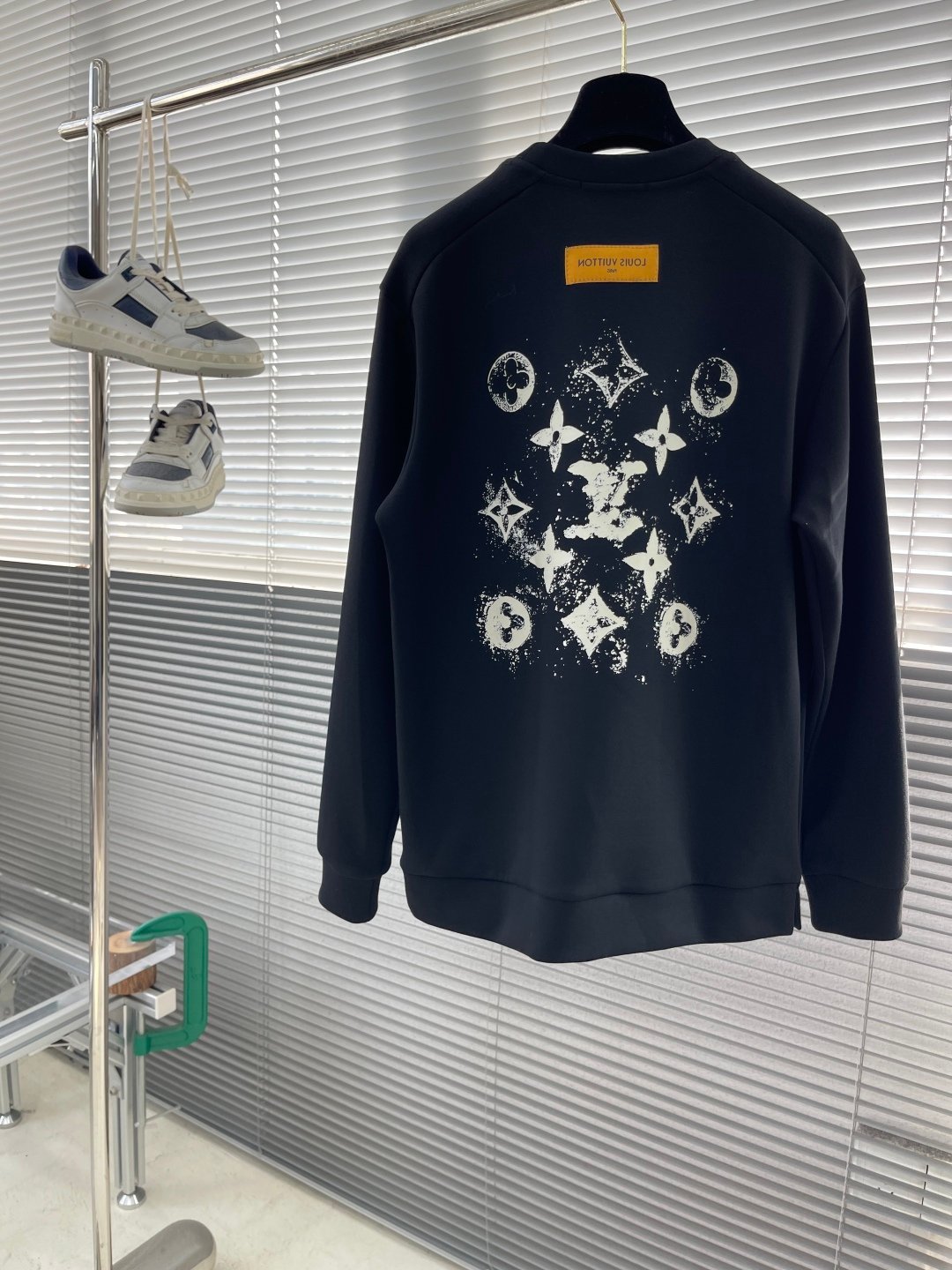 LV高仿黑色圓領衛衣 秋冬新款男士棉質爆款刺繡上衣 舒適百搭時尚精品
