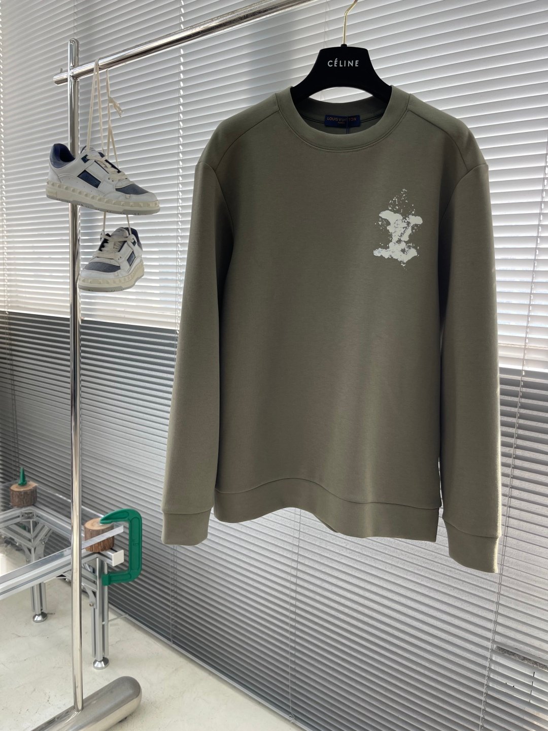 LV高仿軍綠色圓領衛衣 秋冬新款男士純棉刺繡上衣 舒適百搭時尚潮流必備