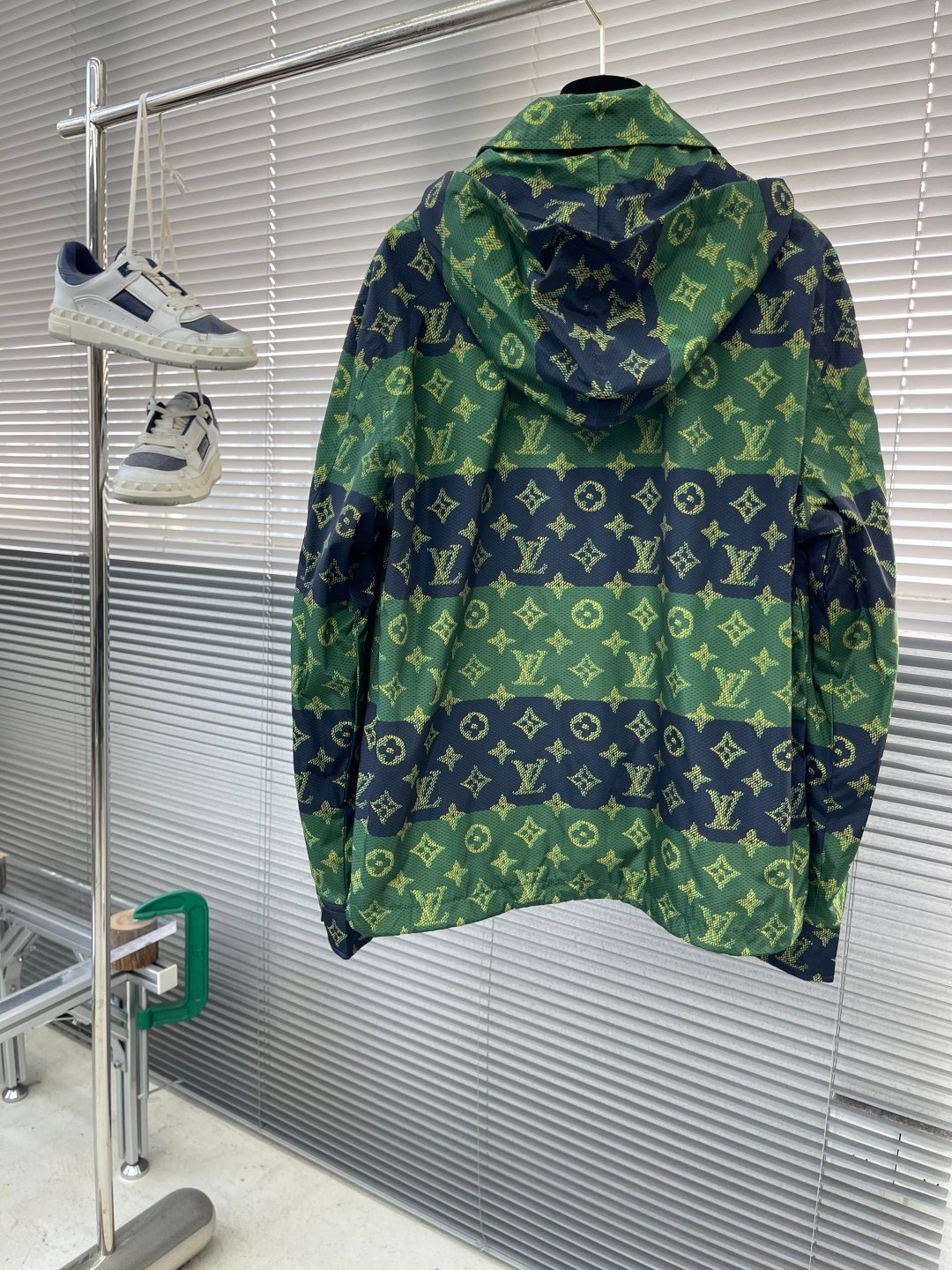 LV高仿 MONOGRAM印花教練夾克 男女同款連帽輕盈防風外套 時尚潮流必備