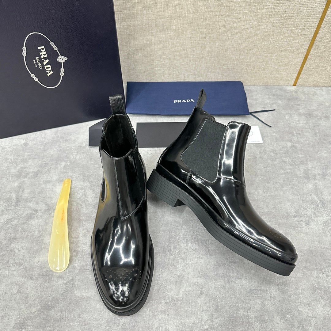 普拉达高仿男士切尔西靴厚底亮面皮革套穿新品2025