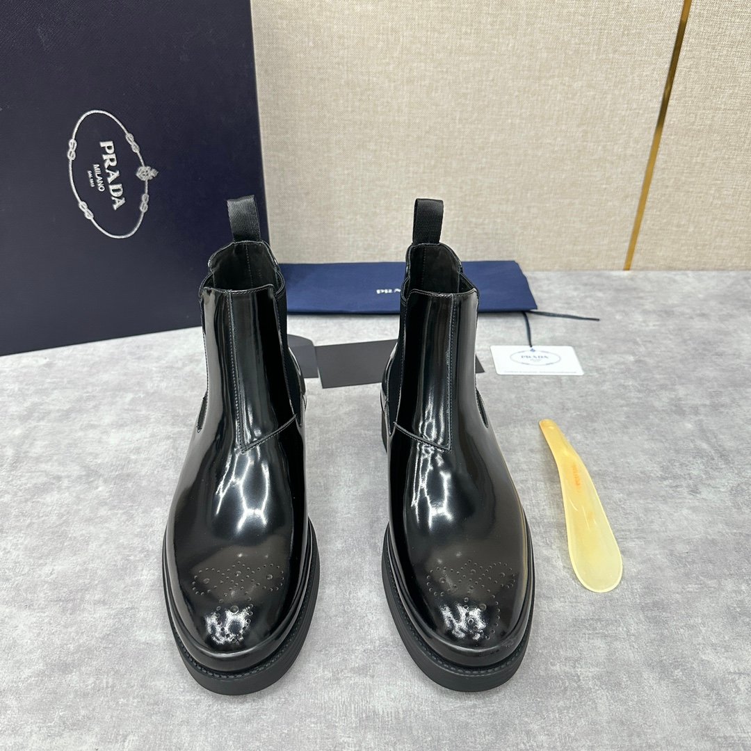 普拉达高仿男士切尔西靴厚底亮面皮革套穿新品2025