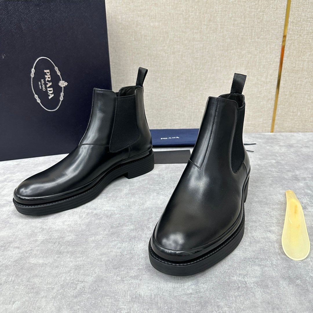 普拉达高仿男士切尔西靴厚底亮面皮革都市百搭新品2025