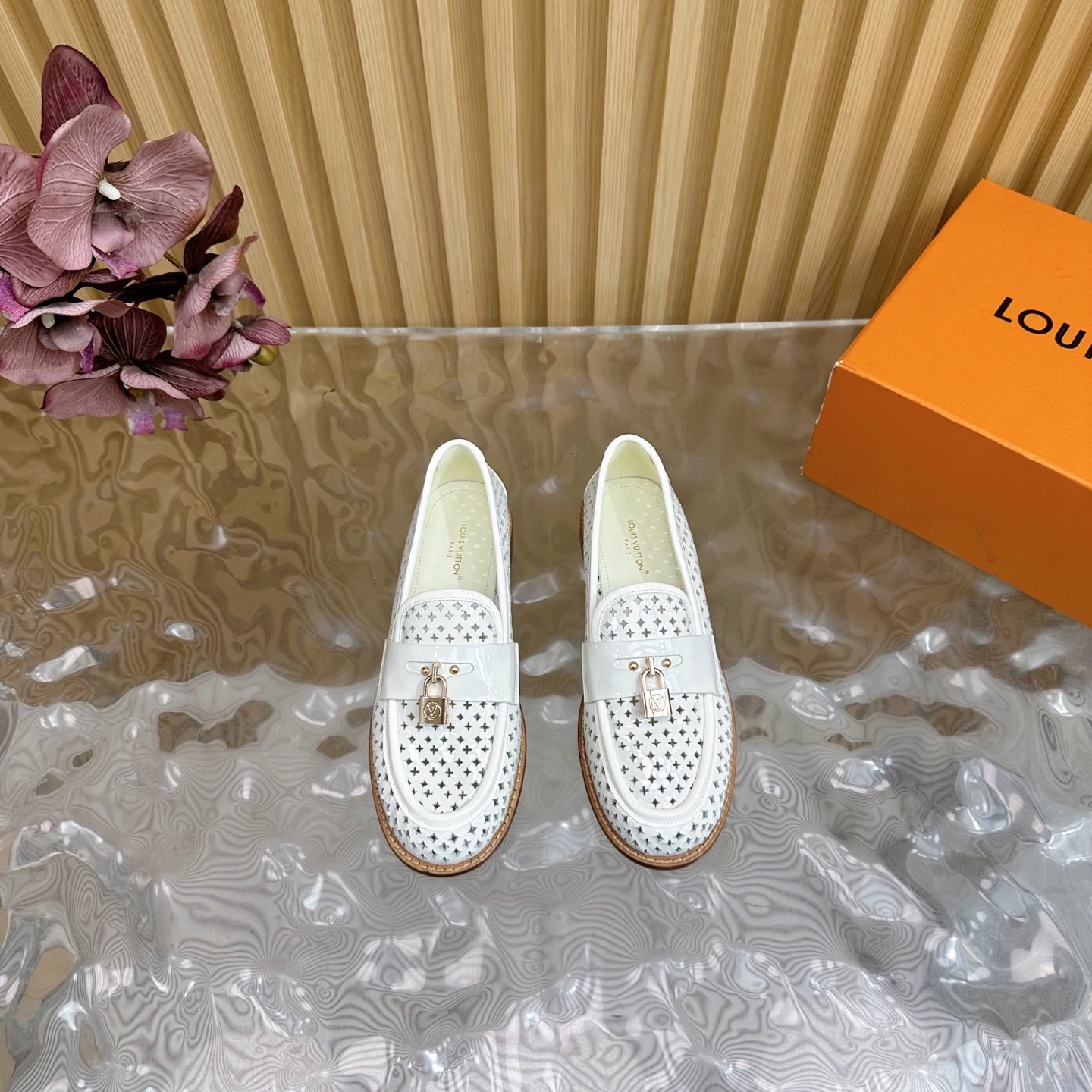 LV 高仿 白色鎖頭樂福鞋 春夏新品鏤空設計 時尚漆皮女鞋 百搭氣質款