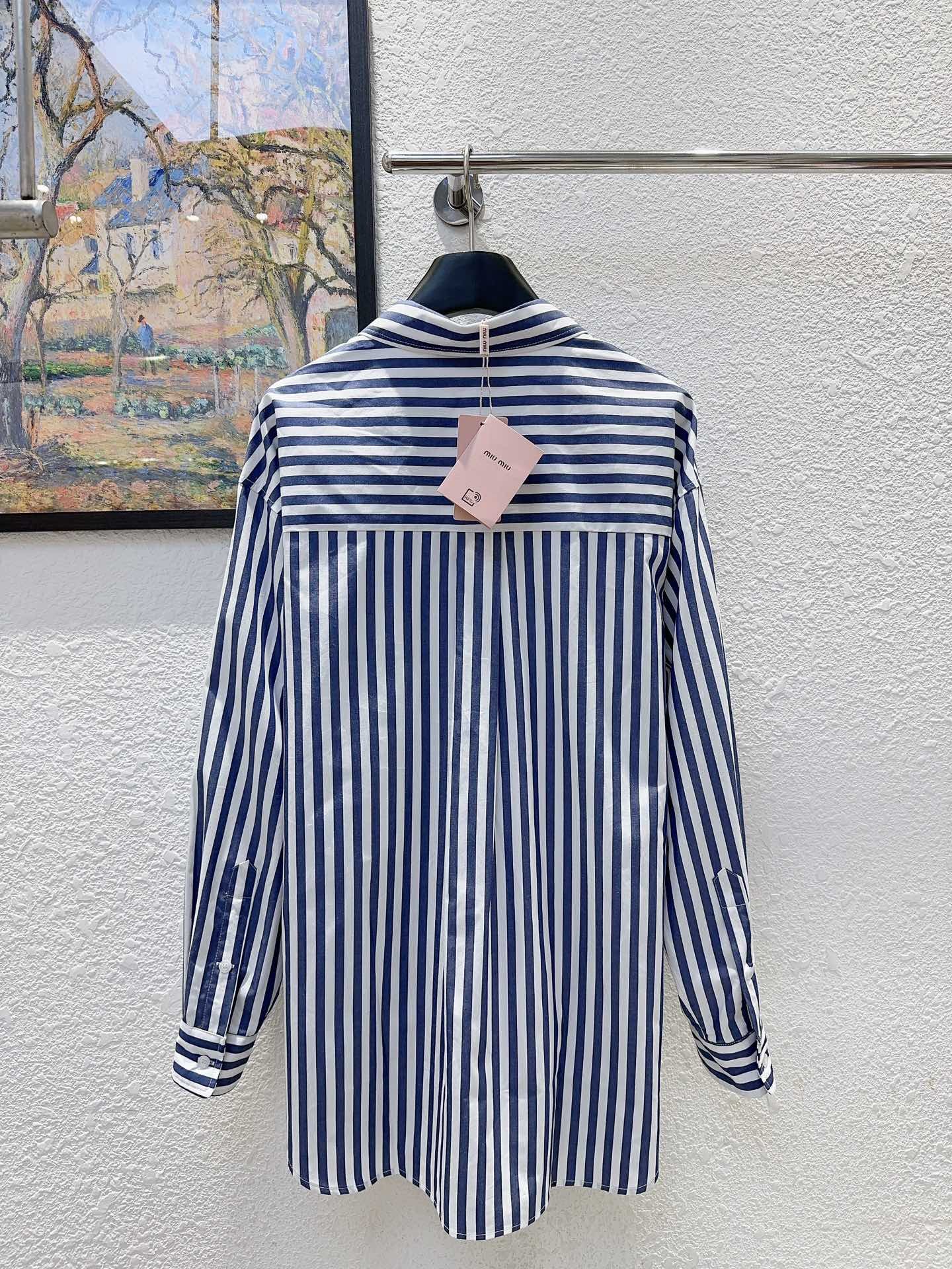 MIU MIU高仿刺繡字母條紋襯衫 寬鬆翻領設計 專櫃高版本時尚新品