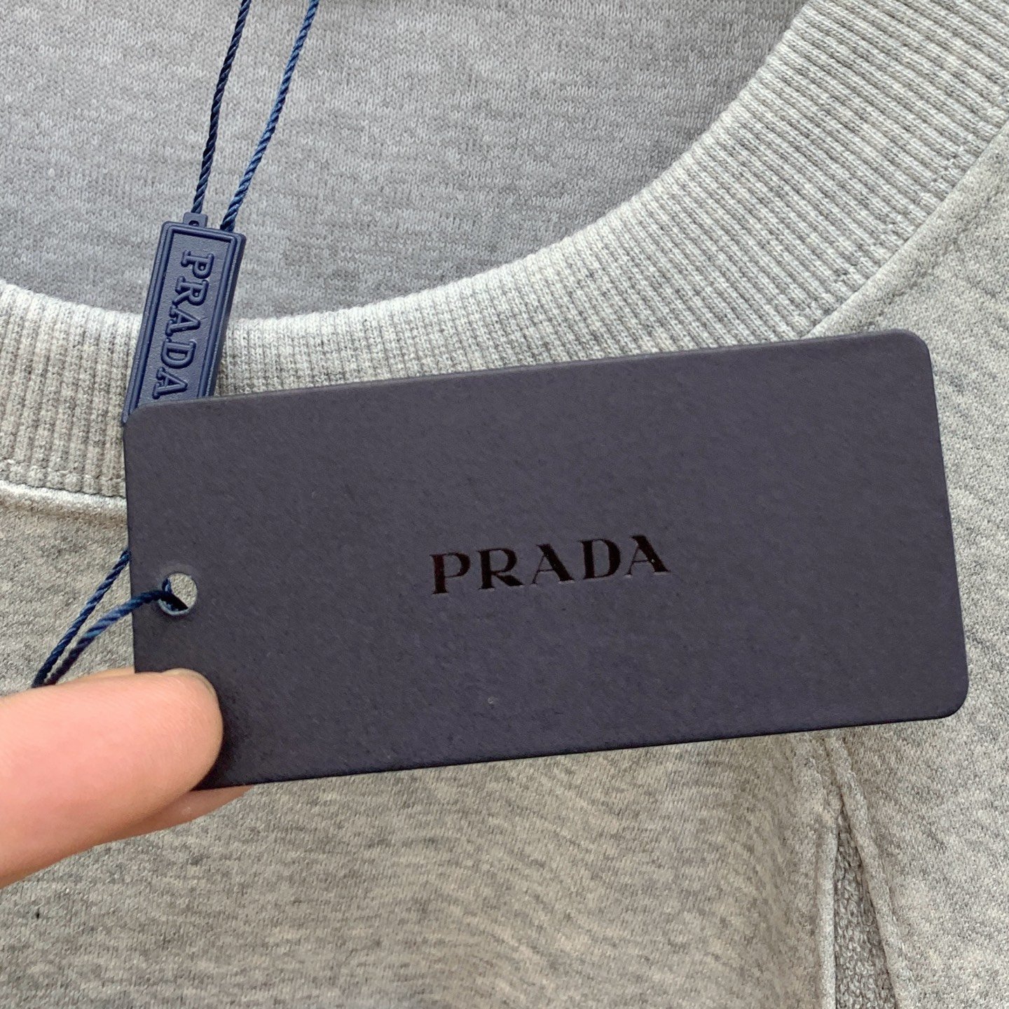Prada 普拉達 淺灰色頂級圓領衛衣 男女同款 精品一比一復刻版 精美刺繡工藝