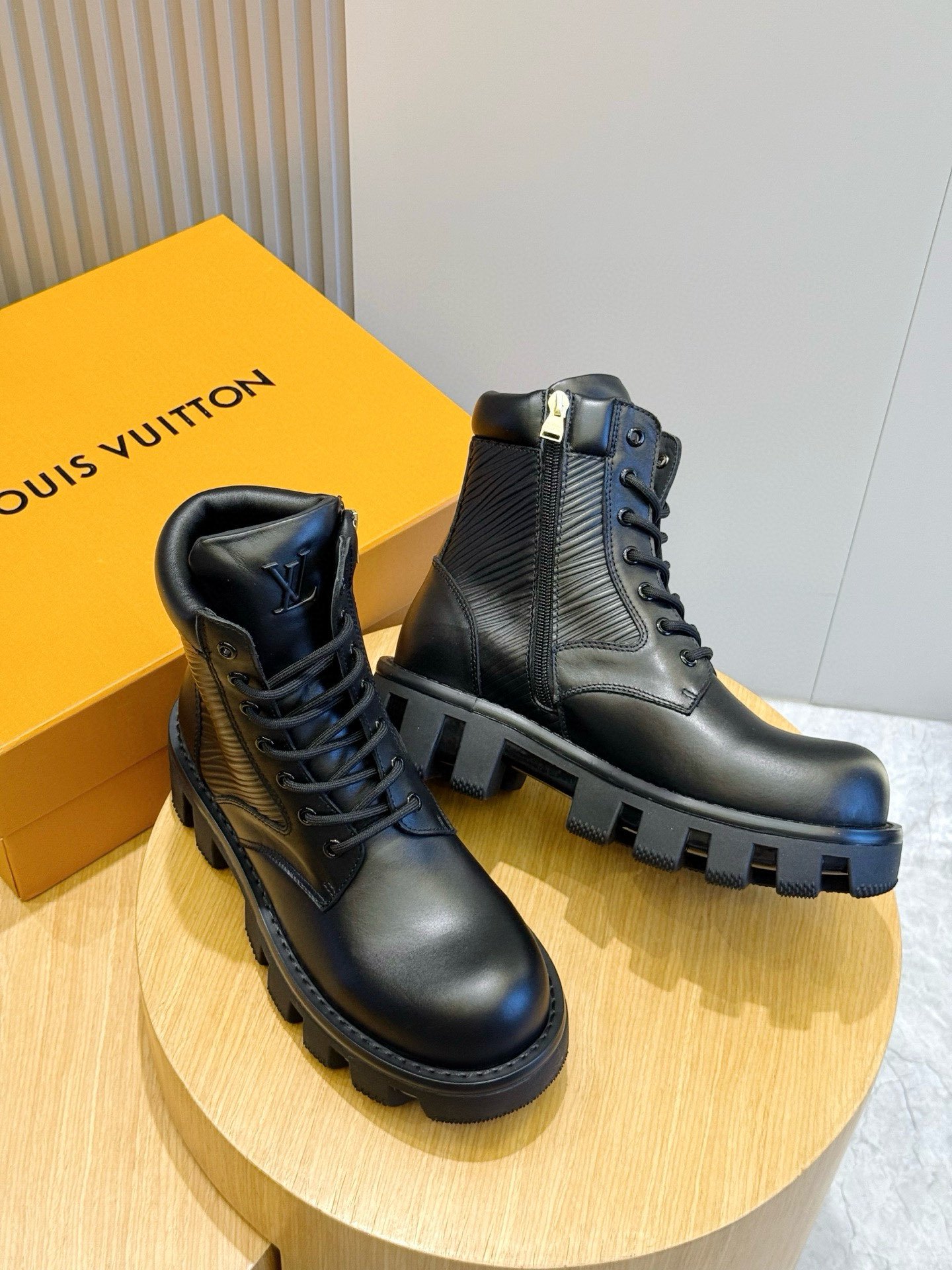 LV 一比一精品仿製 Checker 男士平底靴｜正絨面牛皮軍靴 保暖羊毛皮內裡