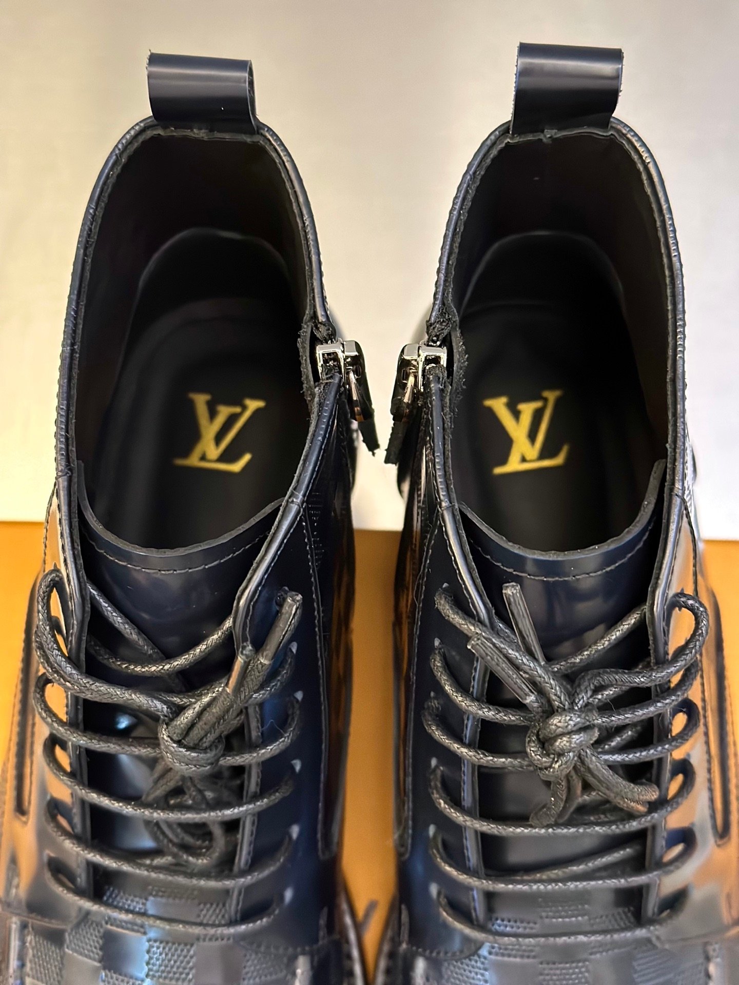 LV 頂級原單 GLOVE 經典男士樂福鞋 方頭馬克縫線設計 高質感開邊珠皮男靴