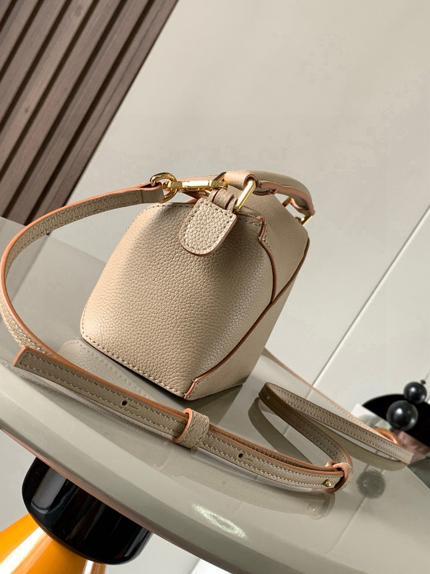 Loewe 復刻版Puzzle包 米杏色牛皮設計 幾何造型 西班牙手工質感