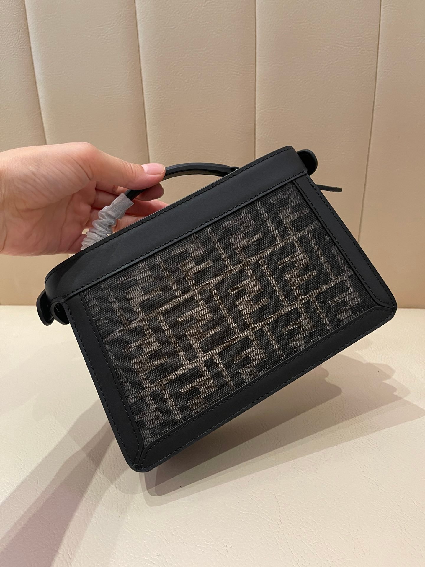 FENDI Peekaboo ISeeU XCross 手袋｜FF提花拼接布料手工漸變設計