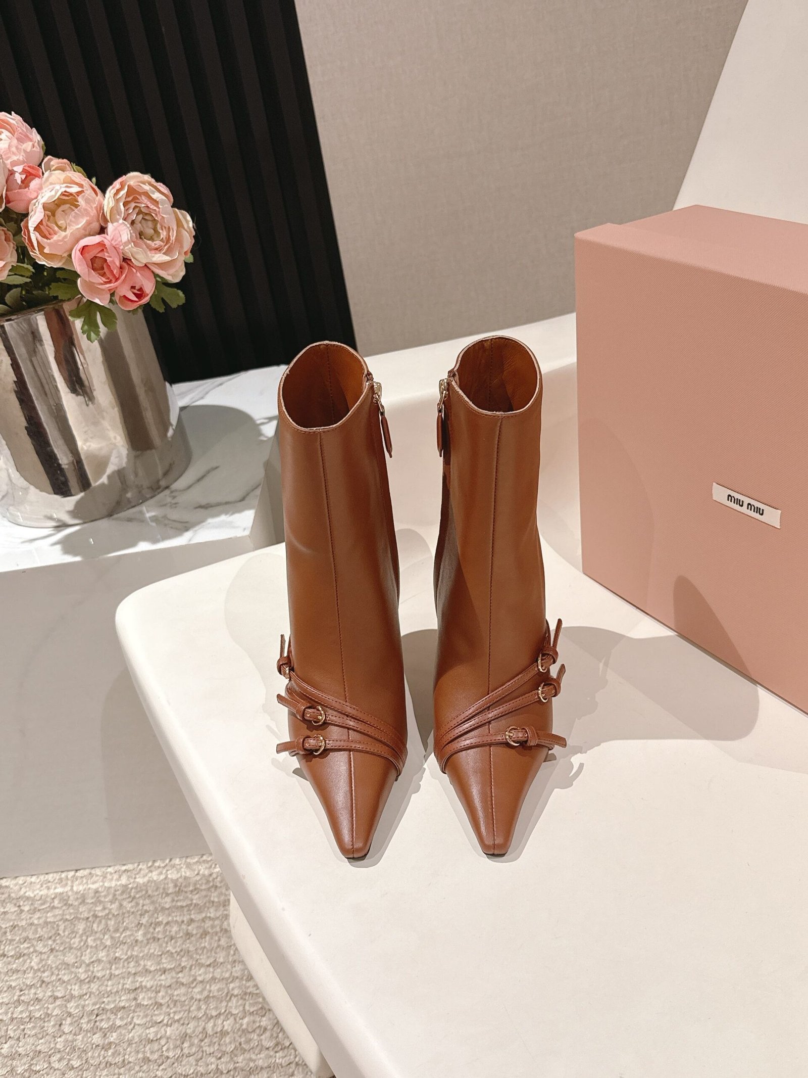 MiuMiu 一比一小方頭細跟短靴 秋冬新品 羊皮側拉鍊質感靴款