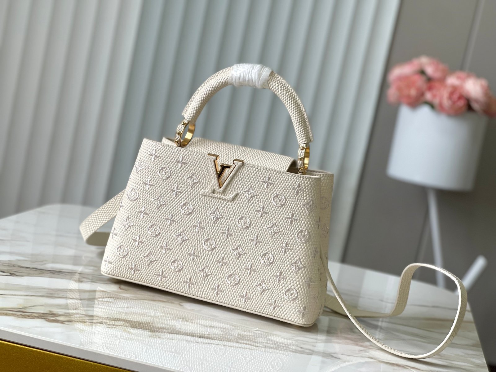 LV 高仿 Capucines 手袋 M48865 奶白蜥蜴刺繡 翻蓋兩用 牛皮金屬件女包