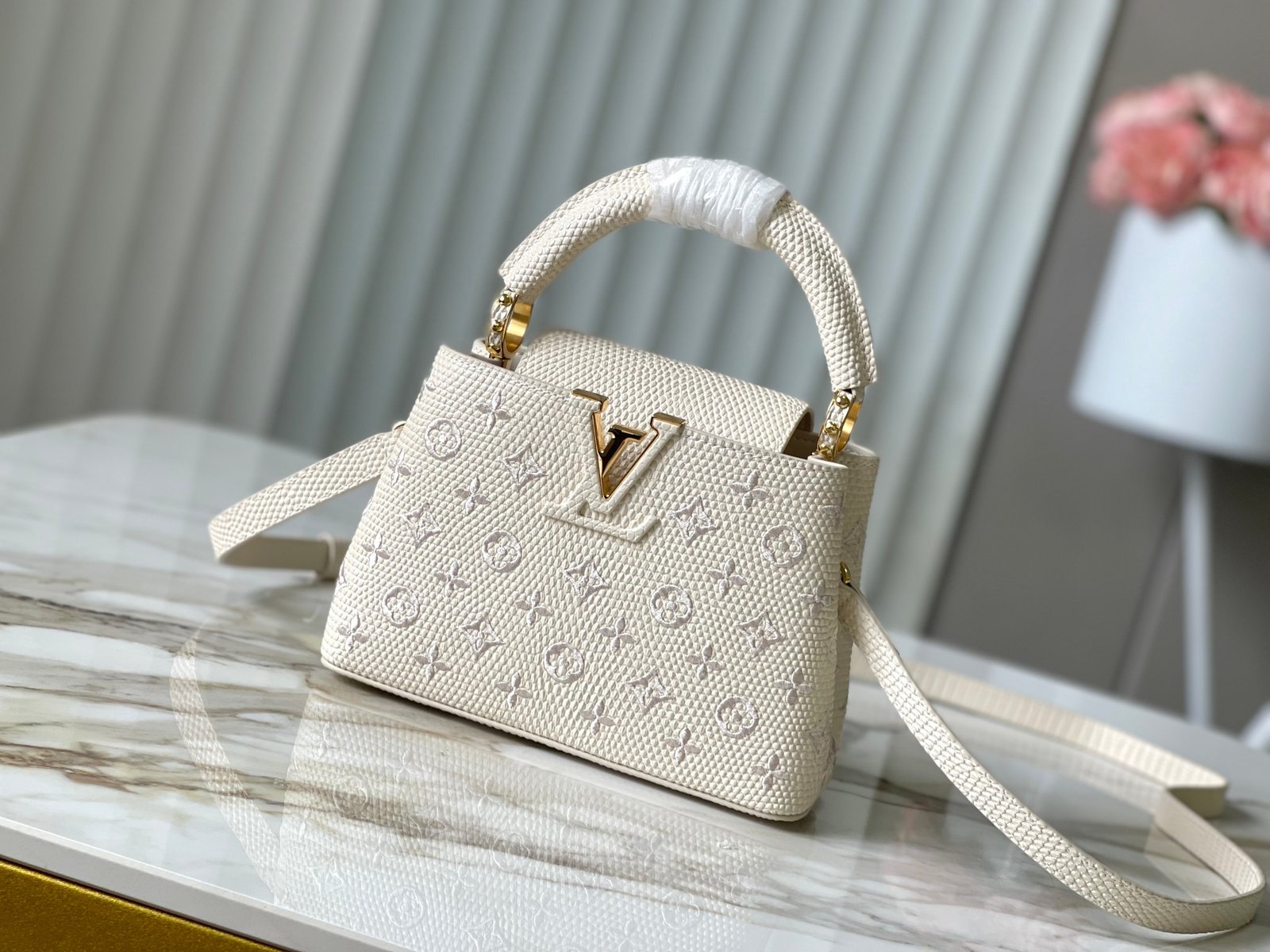 LV 高仿 Capucines Mini 手袋 M48865 奶白蜥蜴刺繡 翻蓋兩用 牛皮金屬件女包