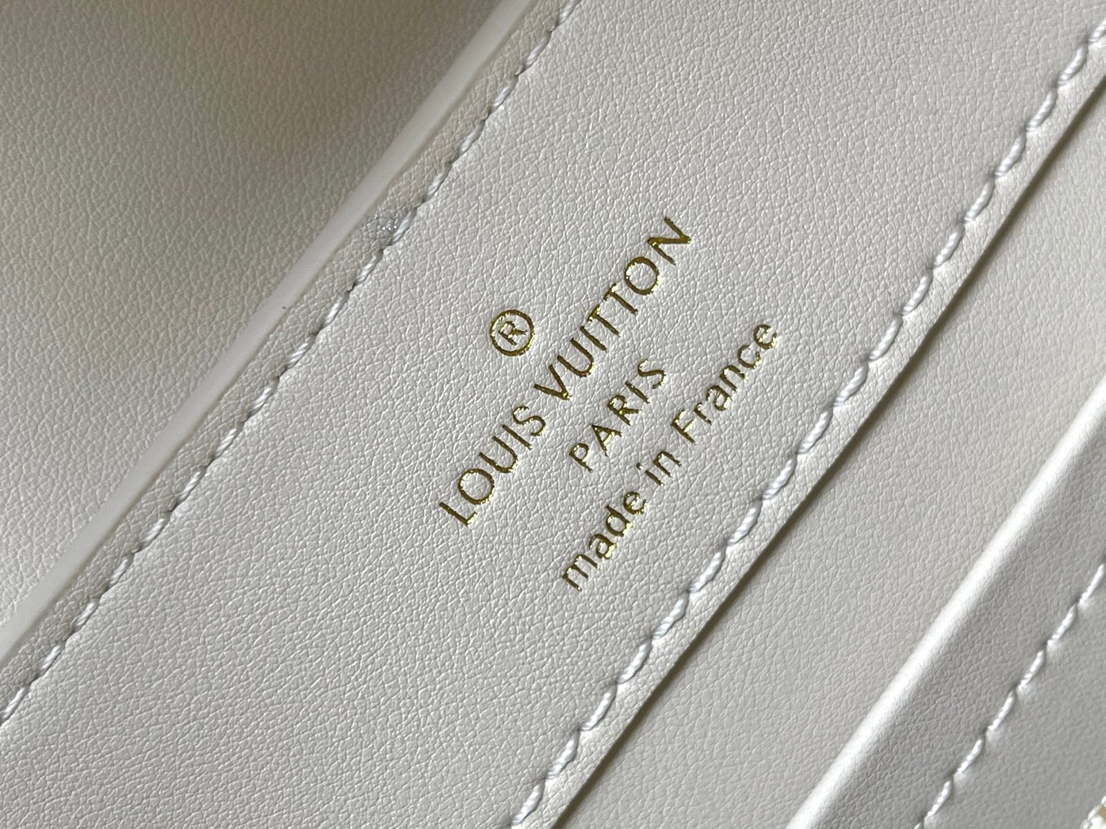 LV 高仿 Capucines Mini 手袋 M48865 奶白蜥蜴刺繡 翻蓋兩用 牛皮金屬件女包