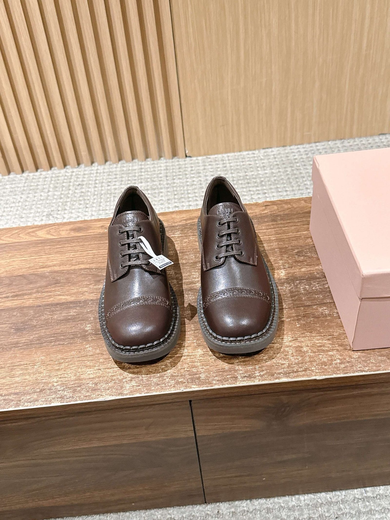 MiuMiu 高仿系帶深口單鞋 英倫真皮平底圓頭粗跟 百搭女神鞋