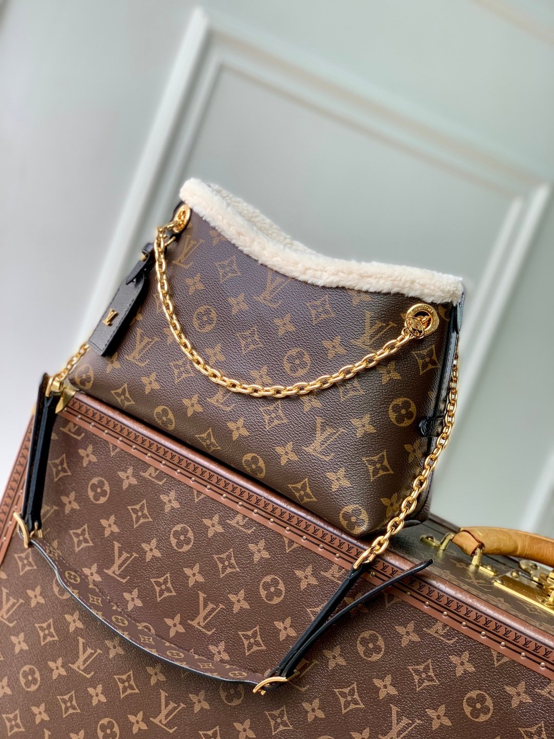 LV 頂級原單 M26568 CarryAll BB 手袋 Monogram 羊毛皮飾邊 雪季鏈條肩背包