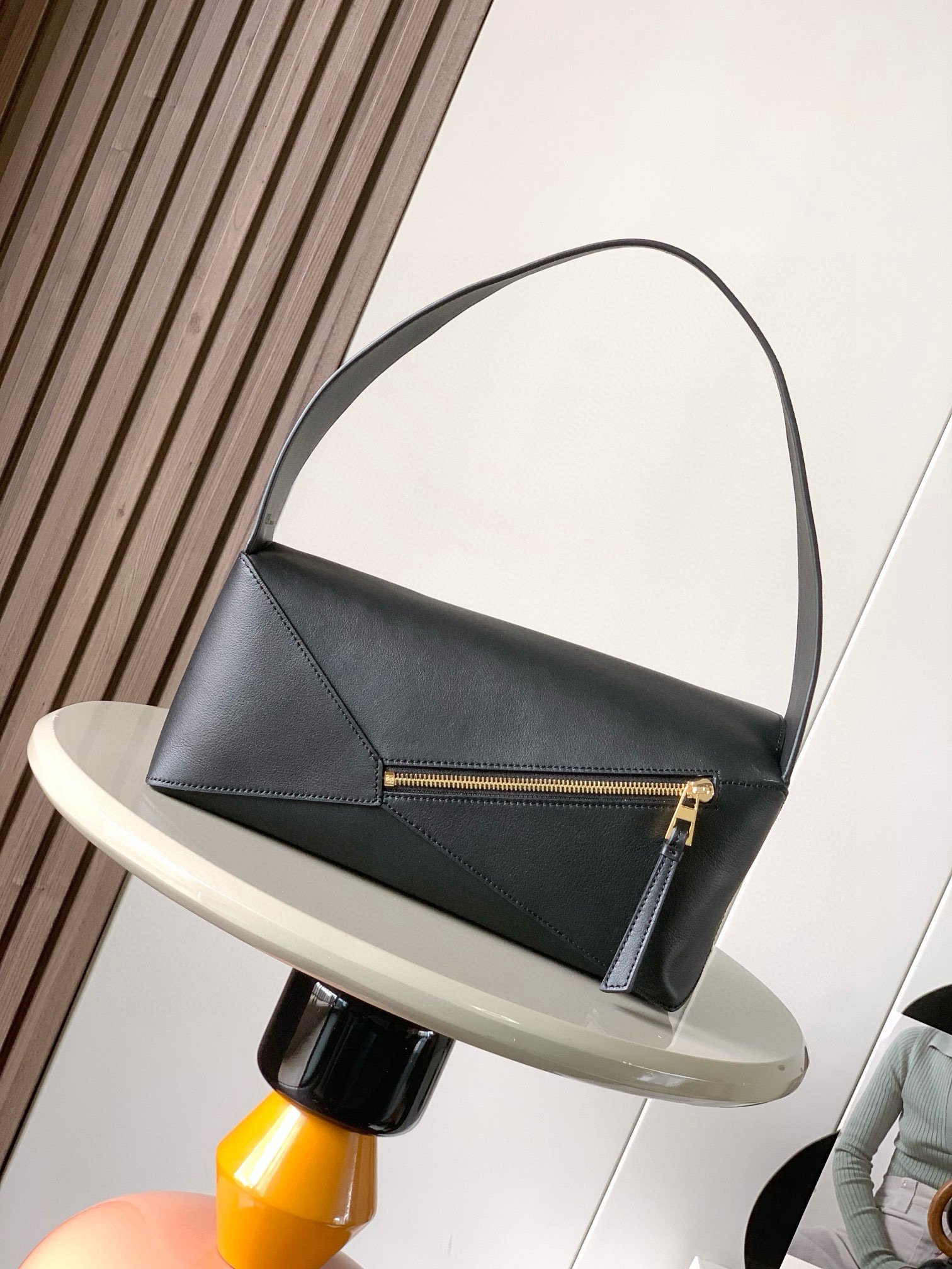 Loewe精品仿製Puzzle Hobo手袋黑色柔軟納帕牛皮短肩包設計