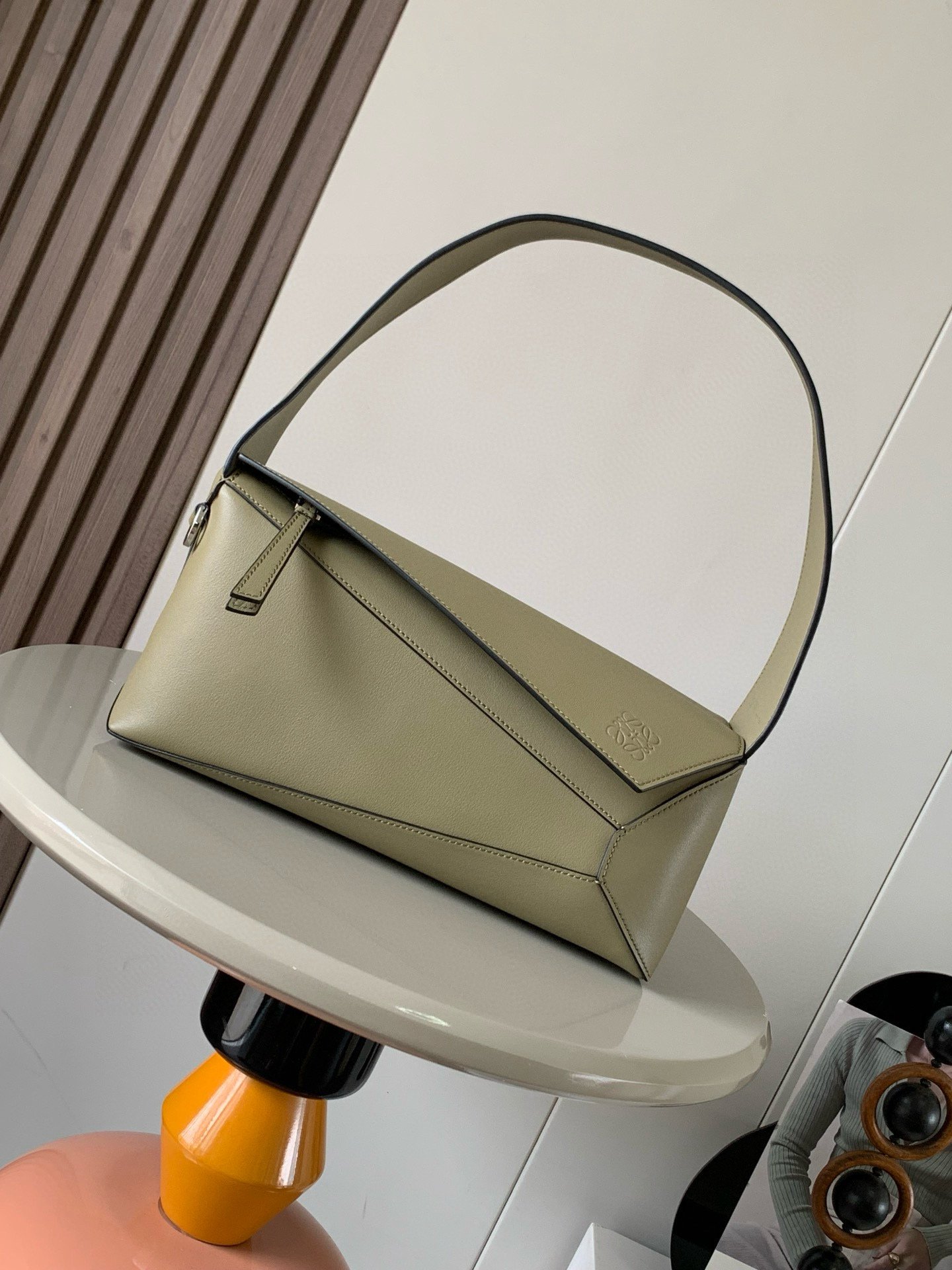 Loewe高仿Puzzle Hobo手袋苔蘚綠柔軟納帕牛皮短肩包設計