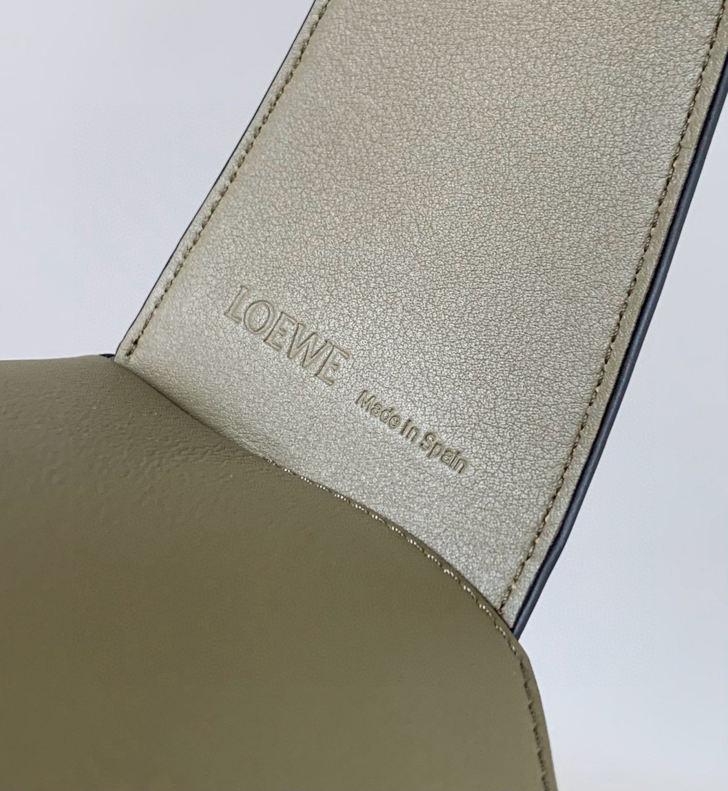 Loewe高仿Puzzle Hobo手袋苔蘚綠柔軟納帕牛皮短肩包設計