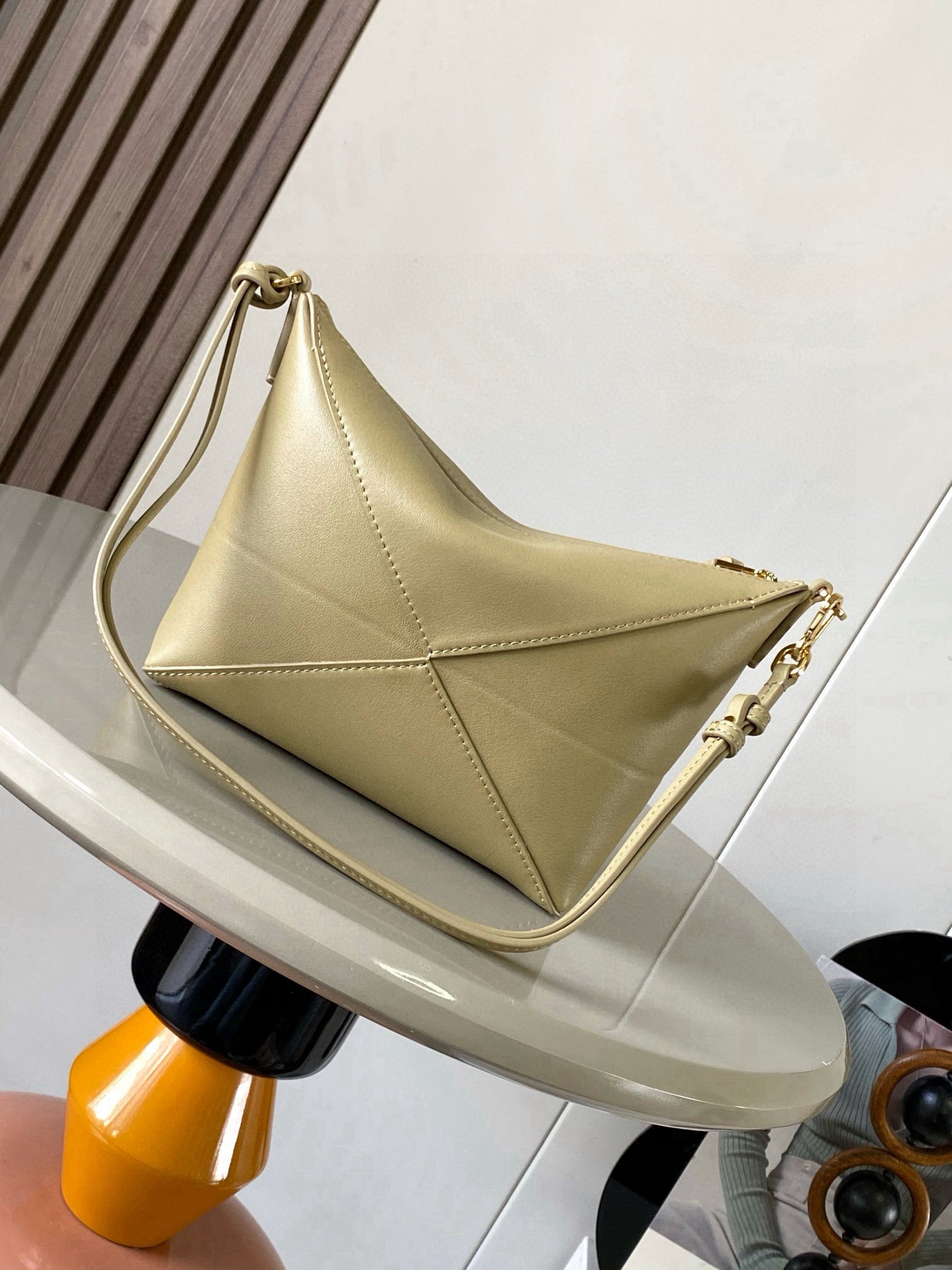 LOEWE 原單 Puzzle Fold 黏土綠手拿包 幾何亮面納帕皮 建築感質感款