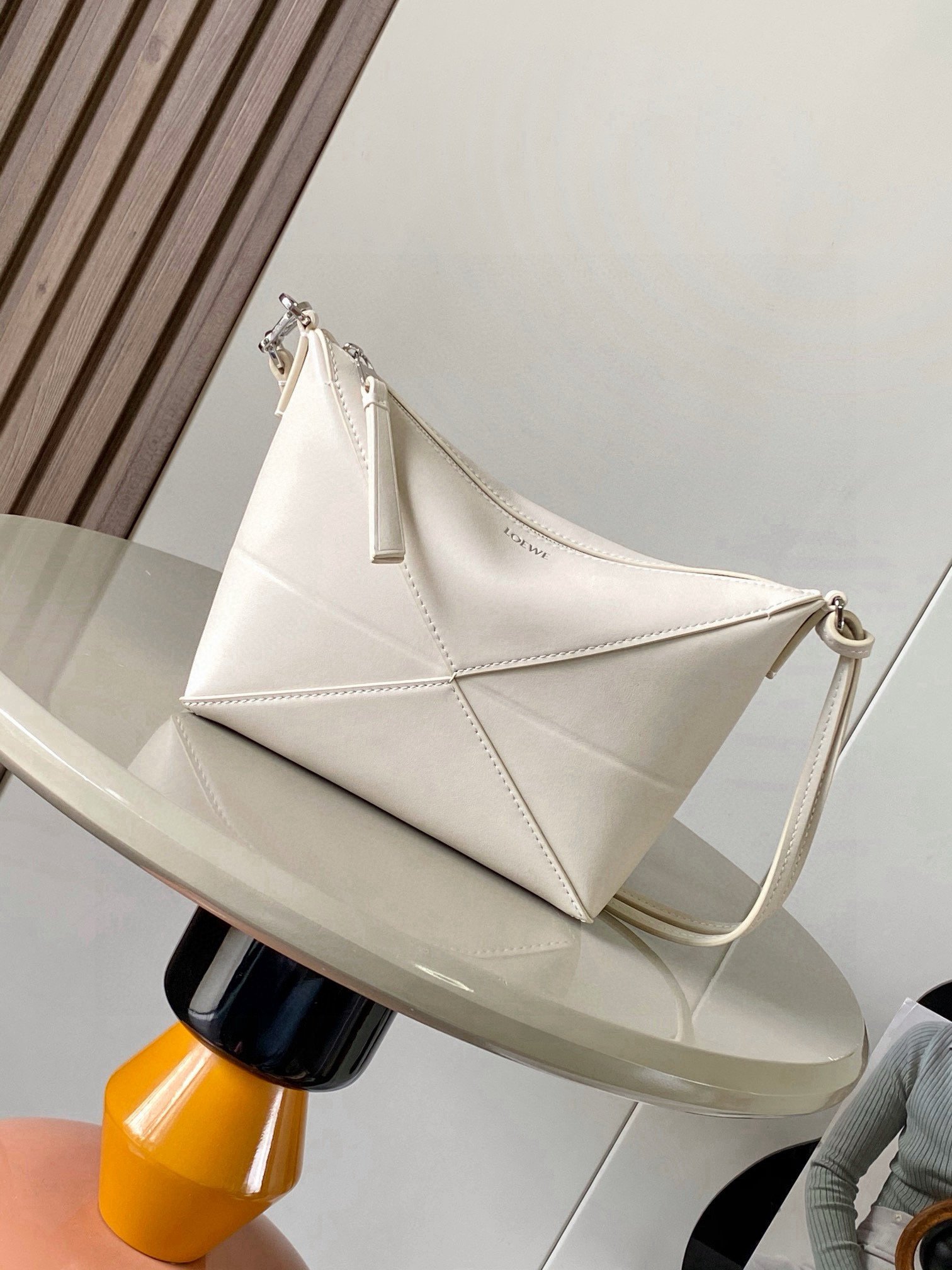 LOEWE 高仿 Puzzle Fold 海盐白手拿包 幾何亮面納帕皮 都會百搭設計