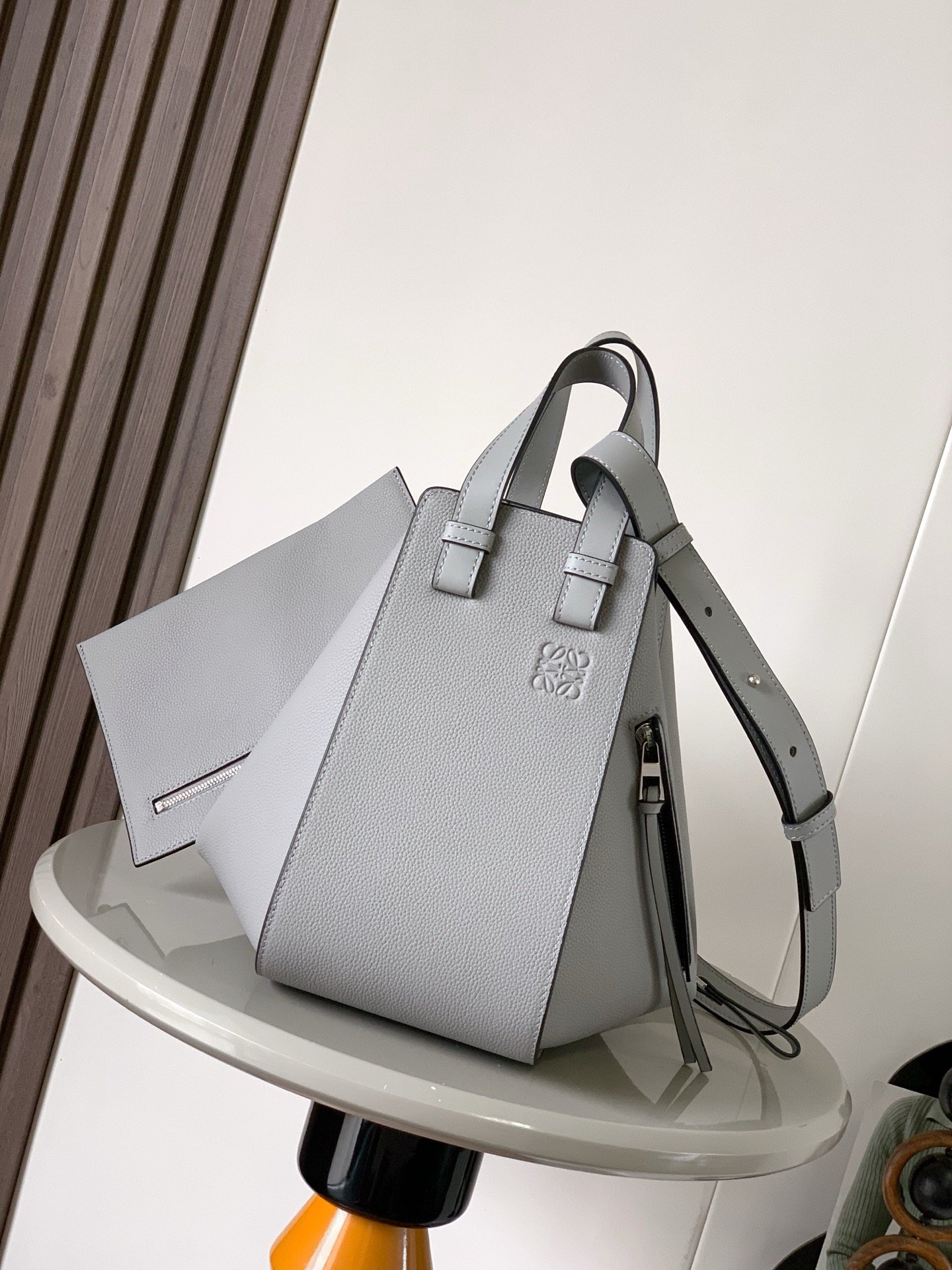 LOEWE 高仿 Hammock 灰荔小號手袋 柔軟粒面牛皮 多功能百搭