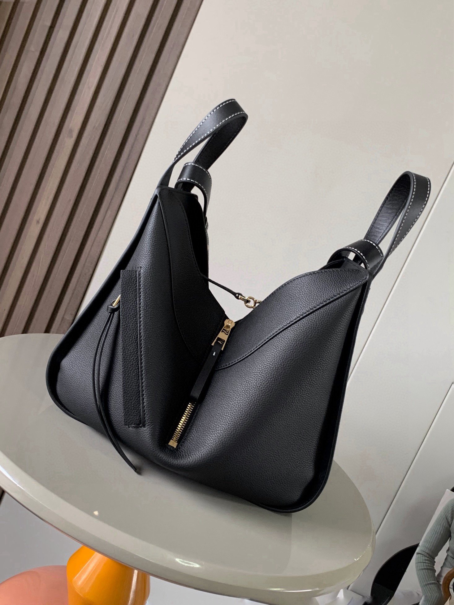 Loewe高仿Hammock手袋小號黑色荔紋柔軟粒面牛皮多功能設計