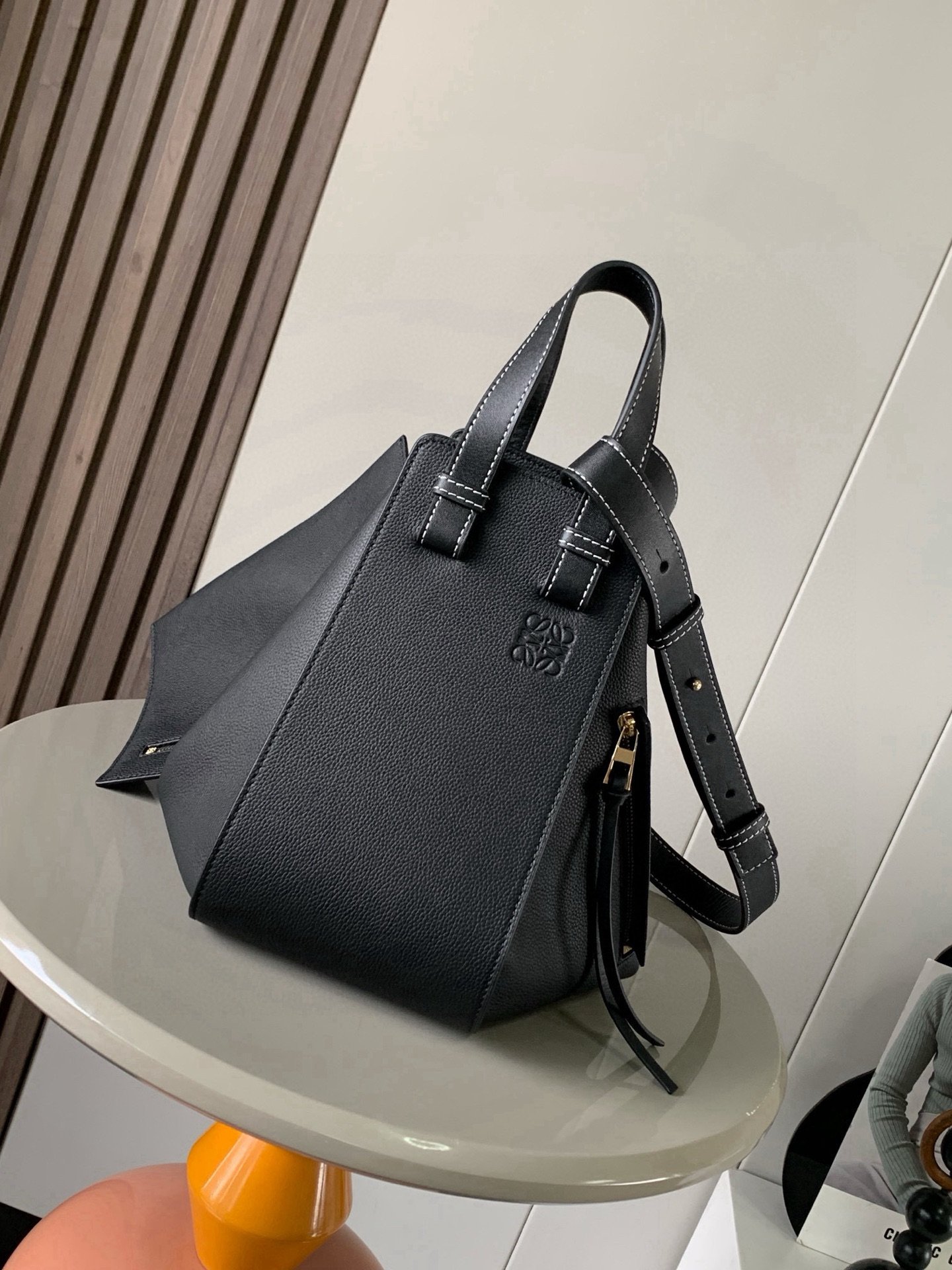 LOEWE 高仿 Hammock 黑色荔小號手袋 粒面牛皮 多功能可調肩帶