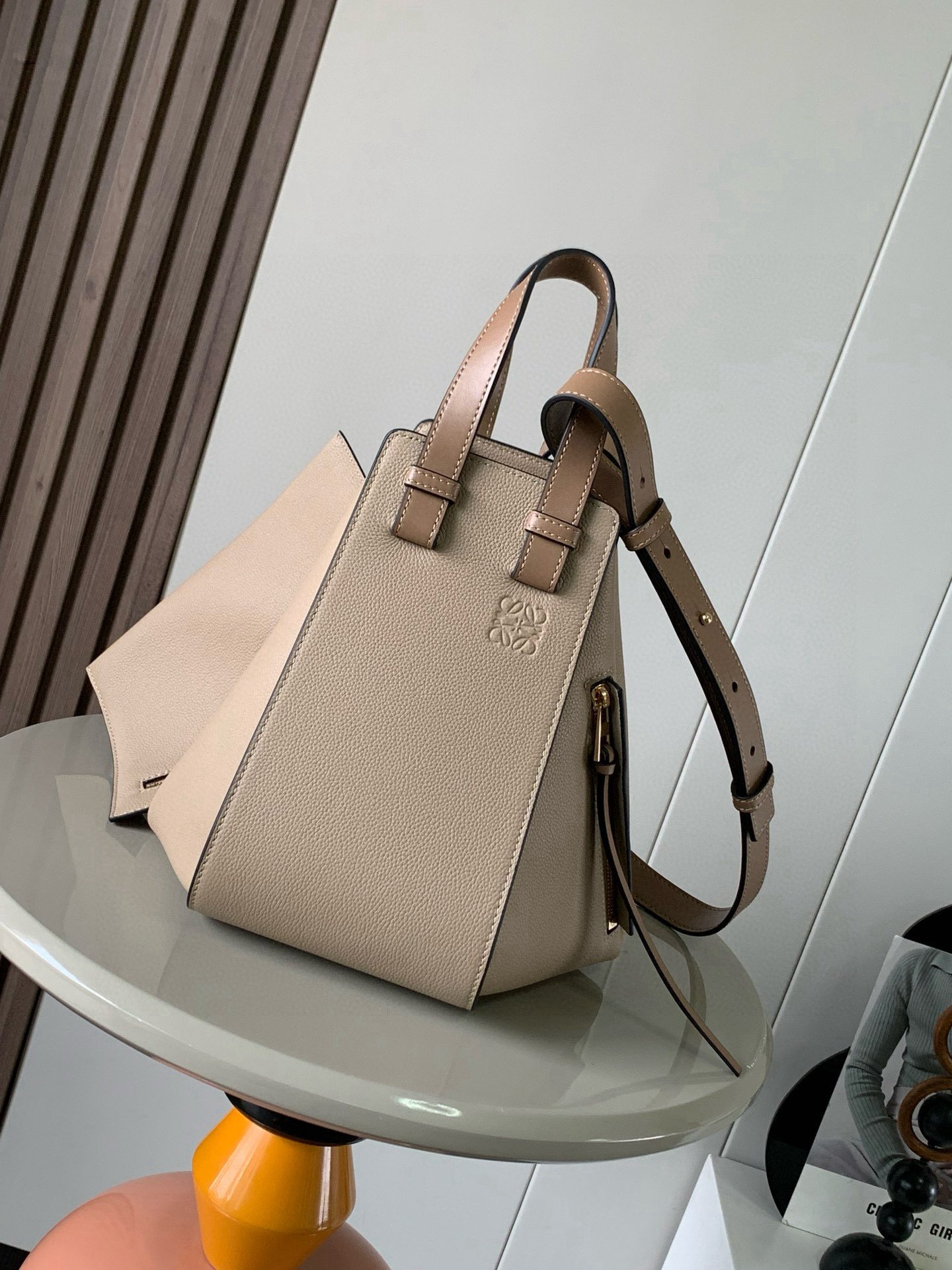 Loewe復刻版Hammock手袋小號沙色荔紋柔軟粒面牛皮多功能造型